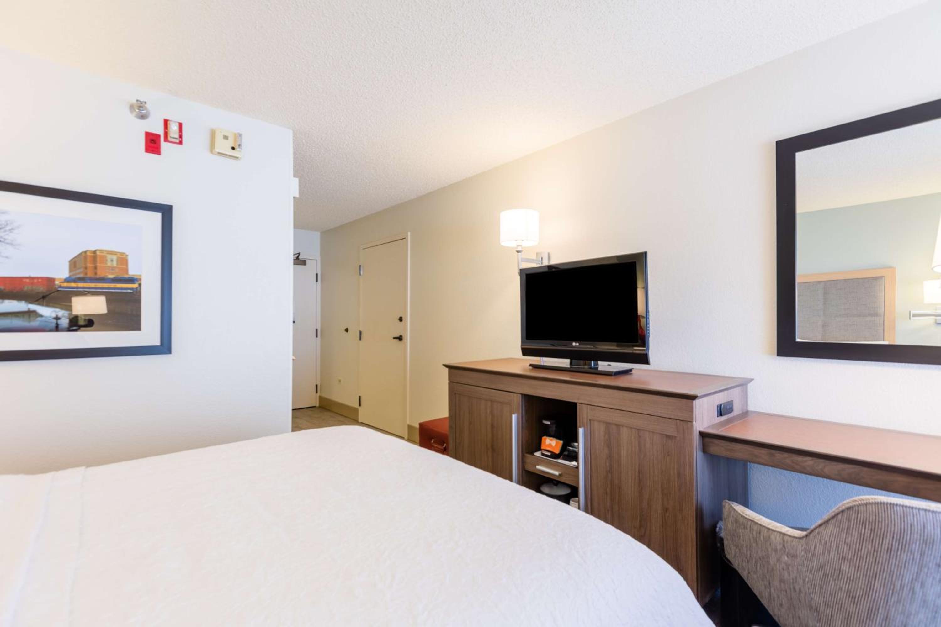 Queen Room with Mobility Access/Non-Smoking - Photo 1