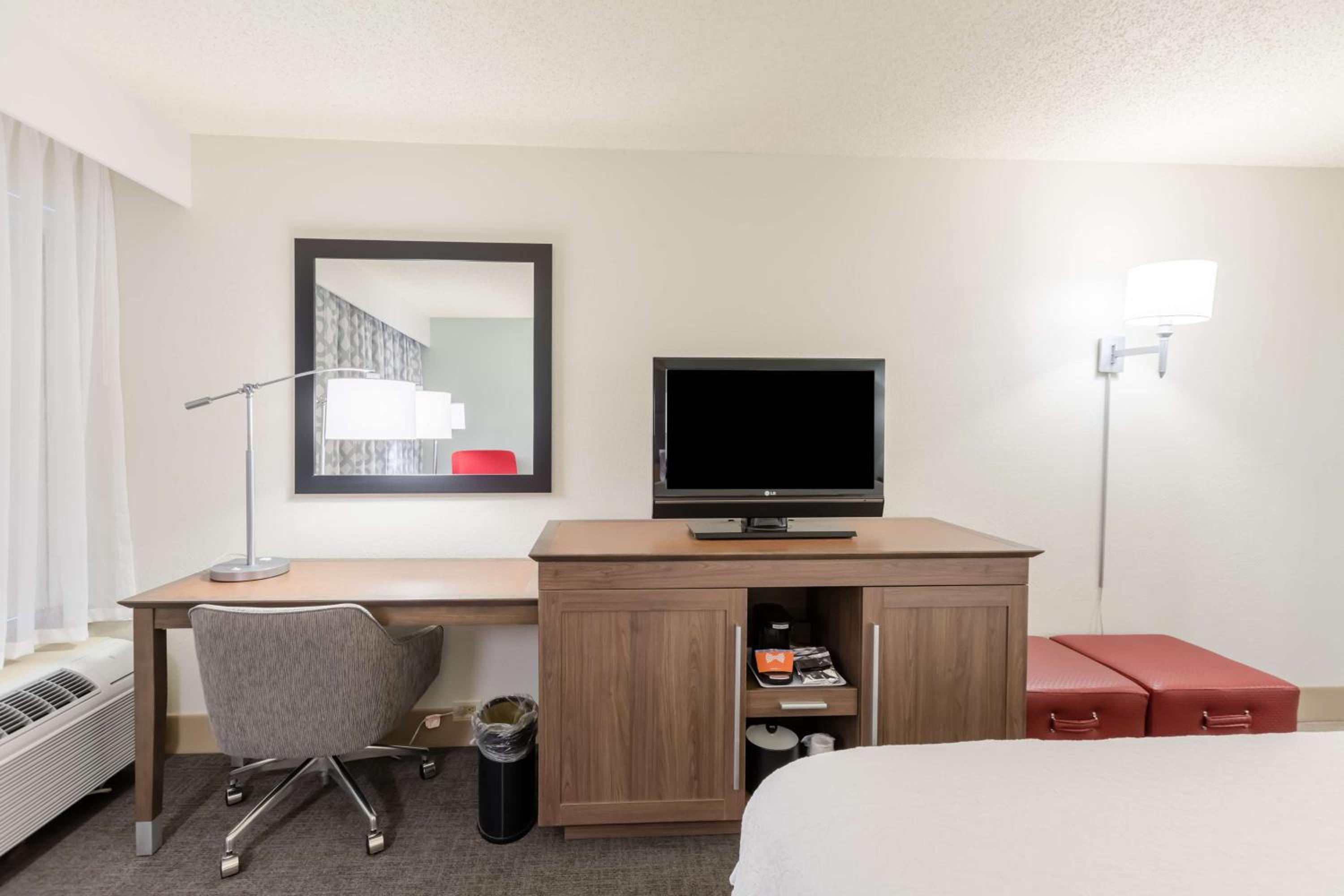 King Room with King Bed - Non-Smoking - Photo 6