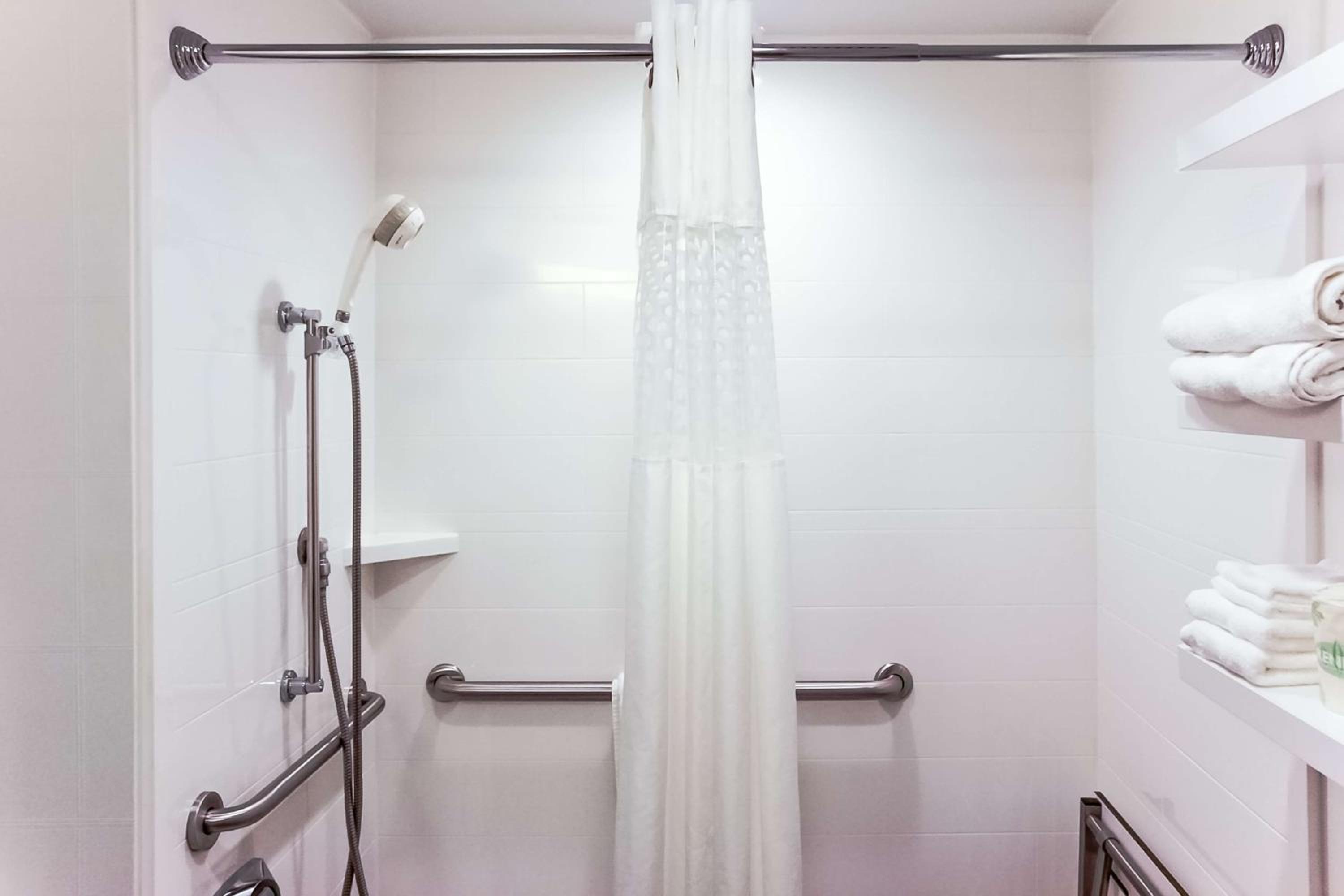 Queen Room with Roll-In Shower - Mobility Access/Non-Smoking - Photo 2