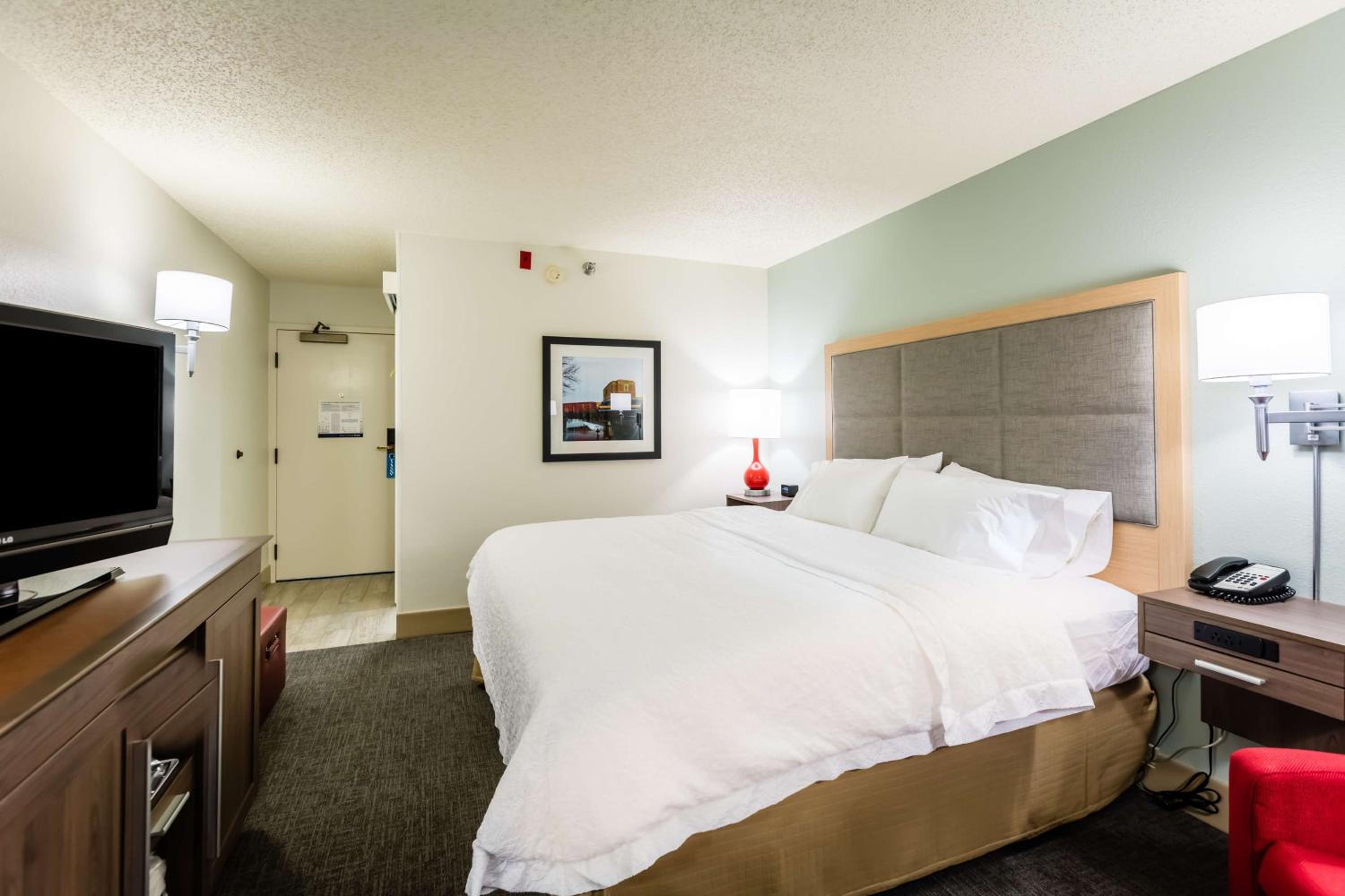 King Room with King Bed - Non-Smoking - Photo 5
