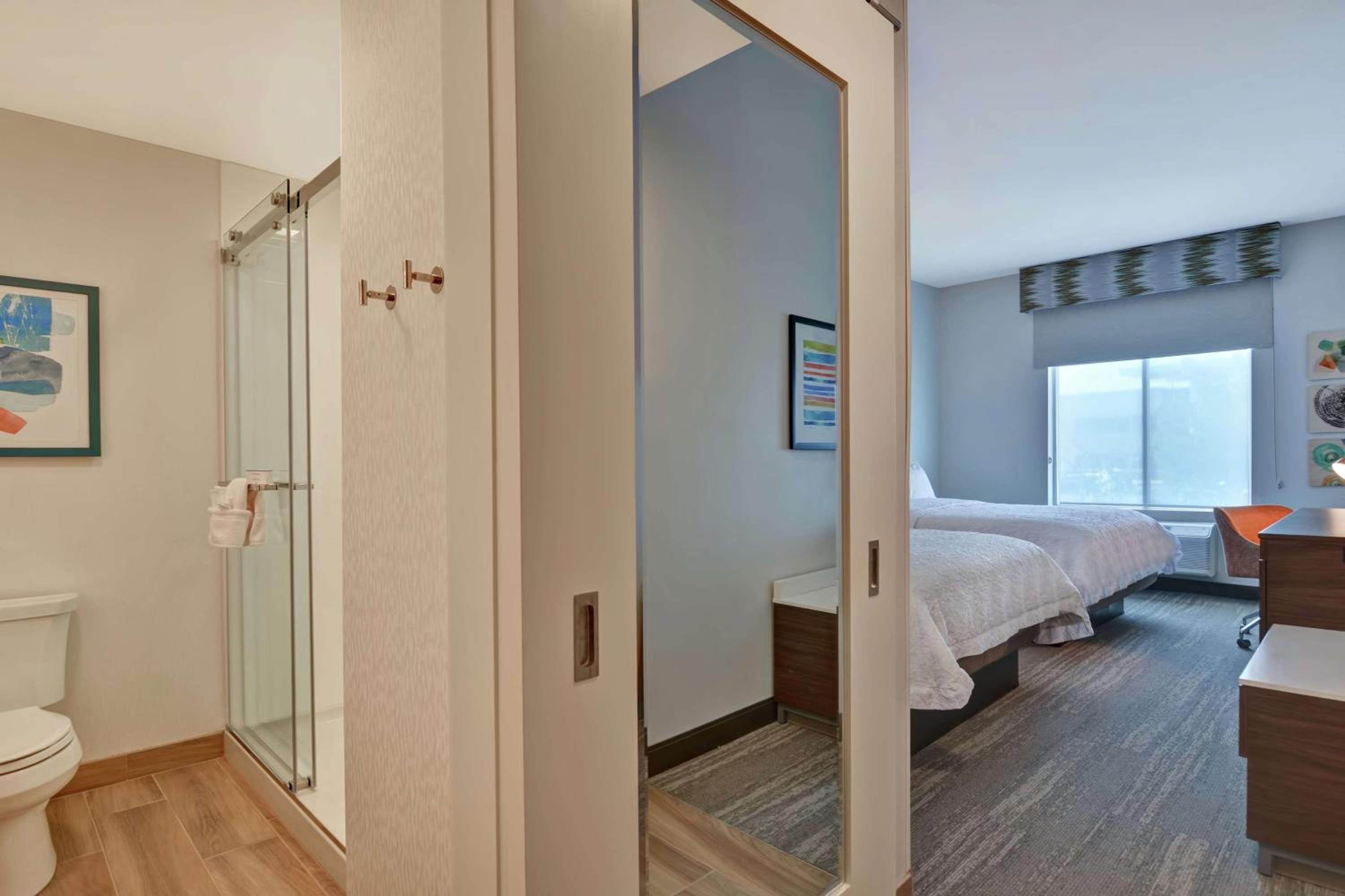 Queen Room with Two Queen Beds - Non-Smoking - Photo 2