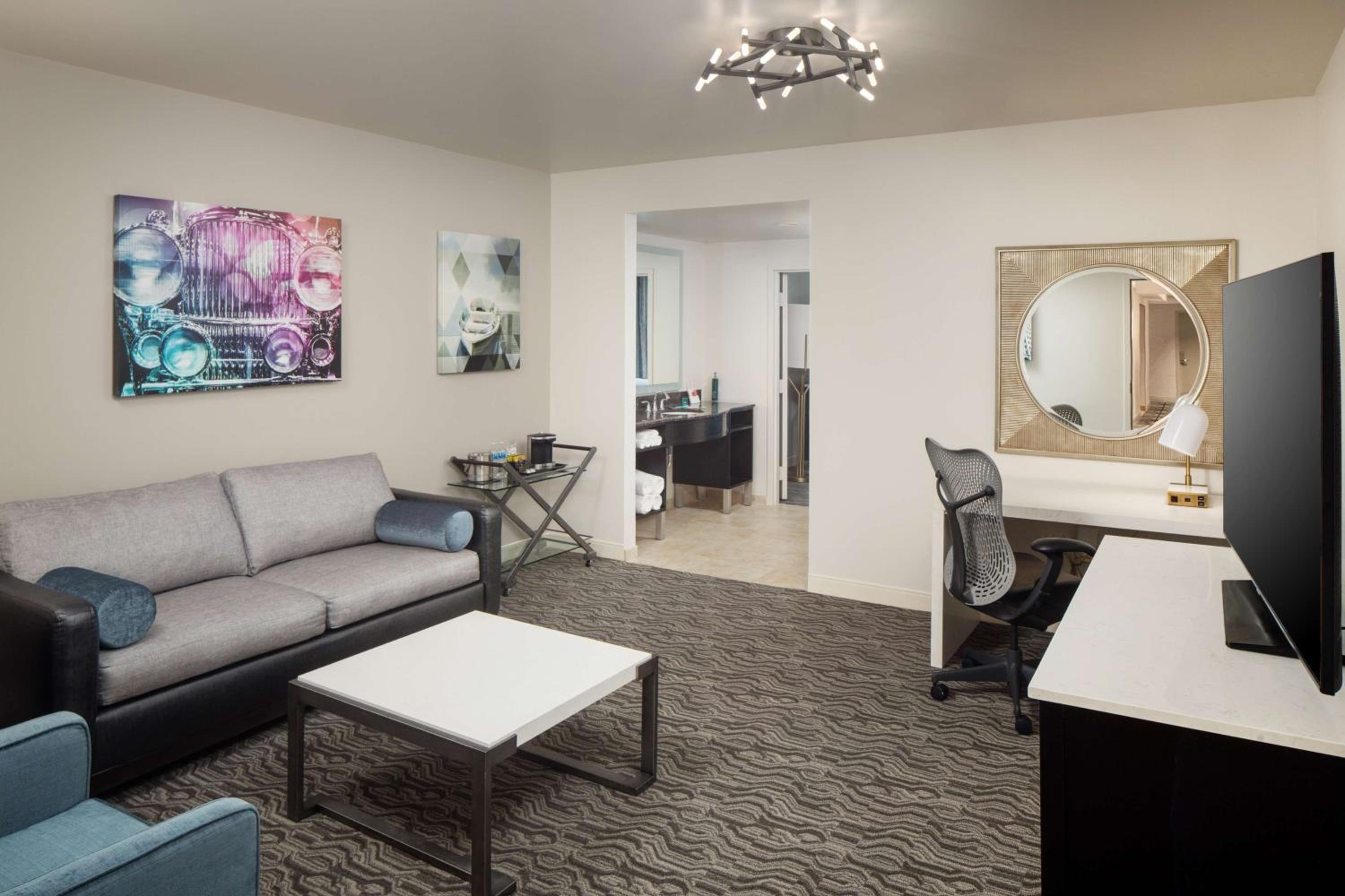 One-Bedroom Queen Suite with Sofa Bed - Photo 4