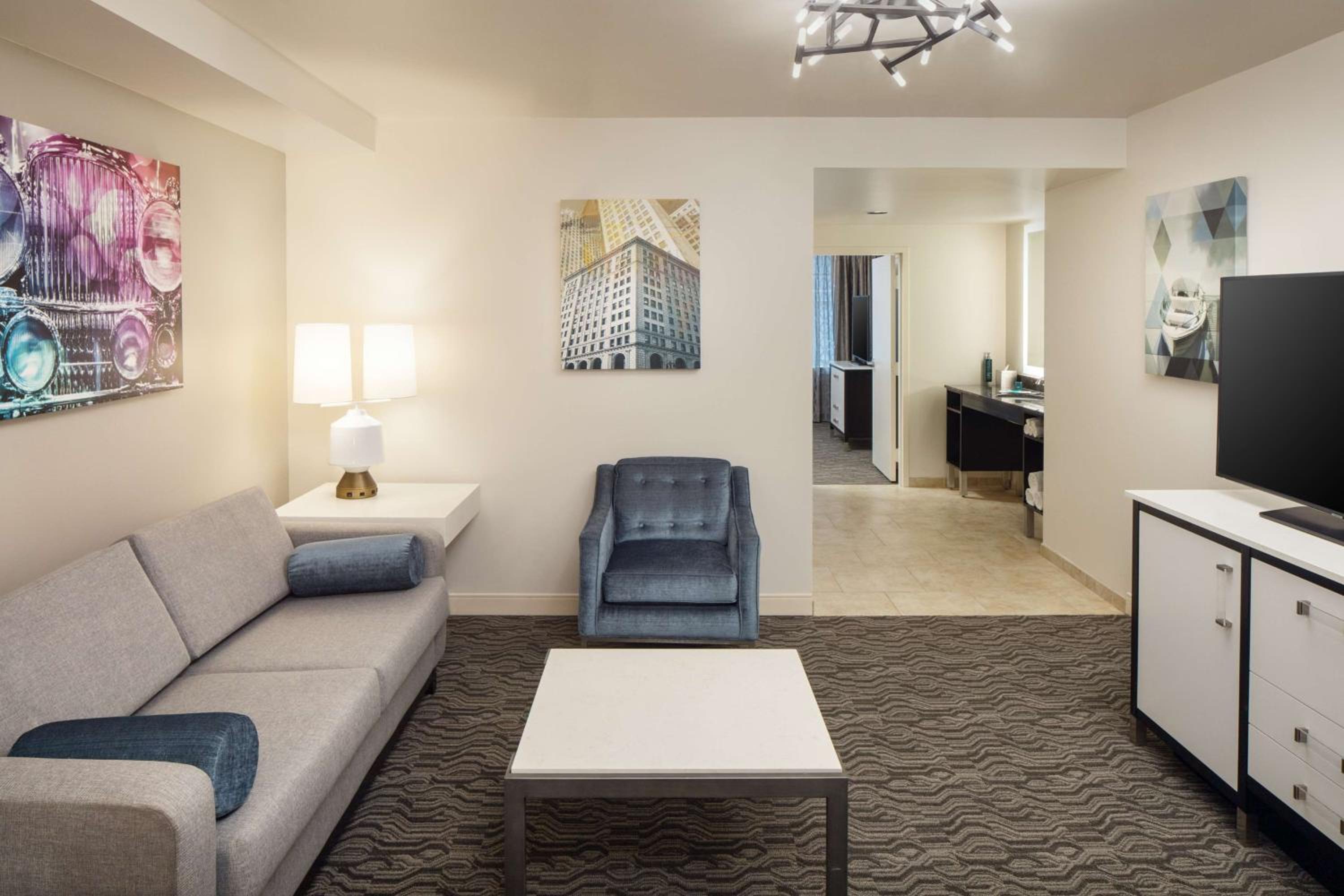 One-Bedroom King Suite with Roll-In Shower - Mobility Access/Non-Smoking - Photo 1
