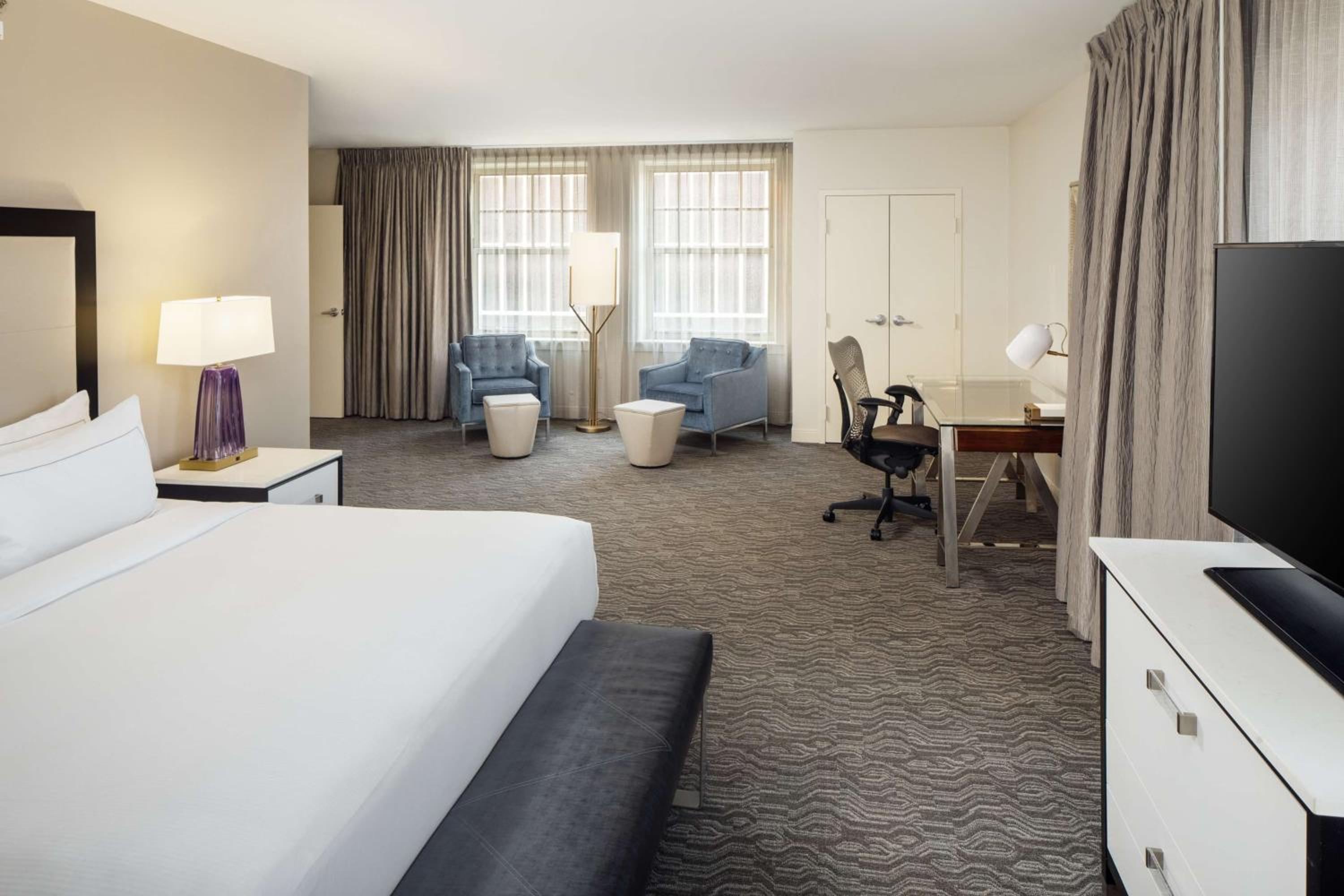 King Suite - Non-Smoking - Photo 1
