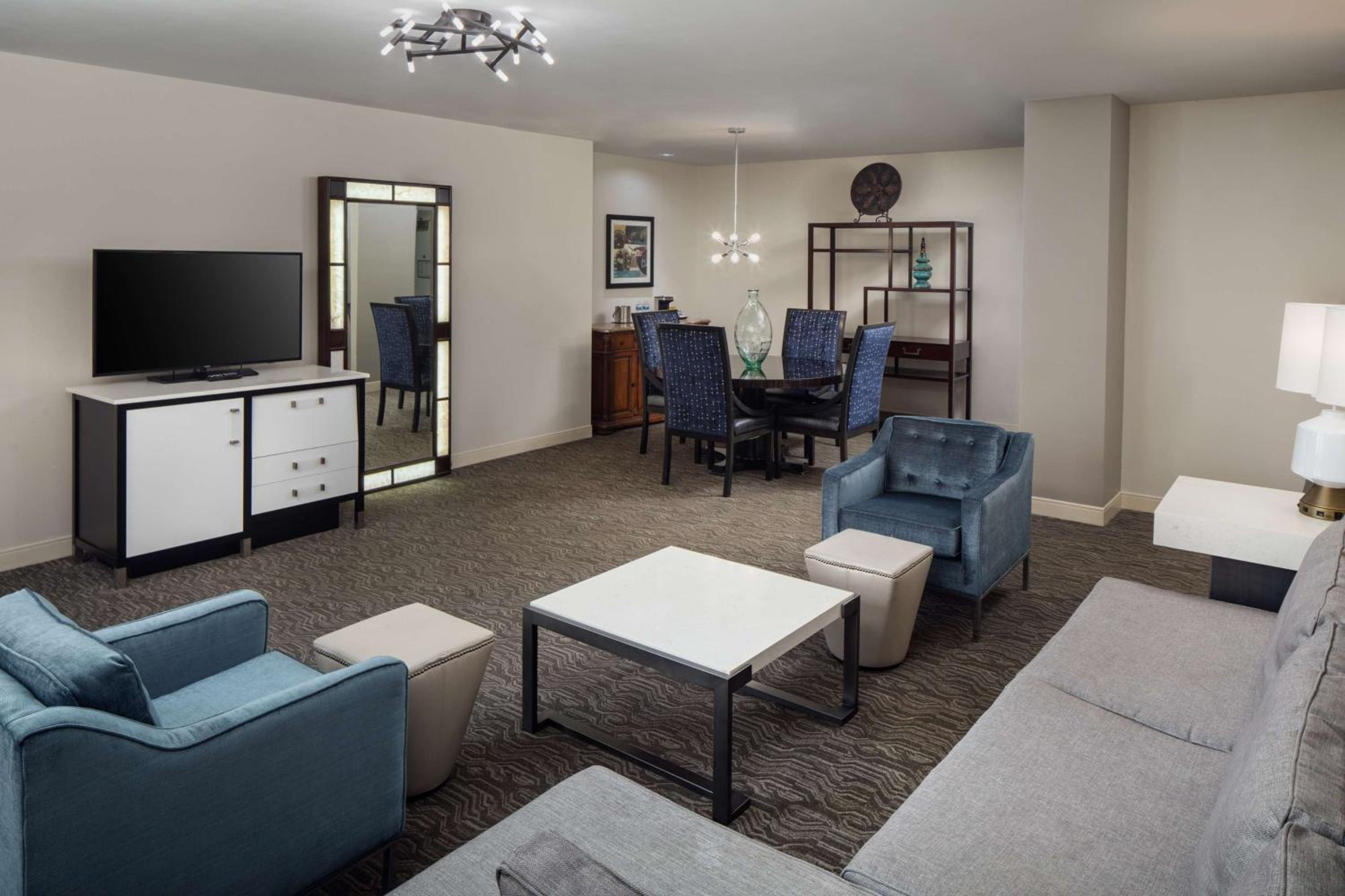 King Suite - Non-Smoking - Photo 3