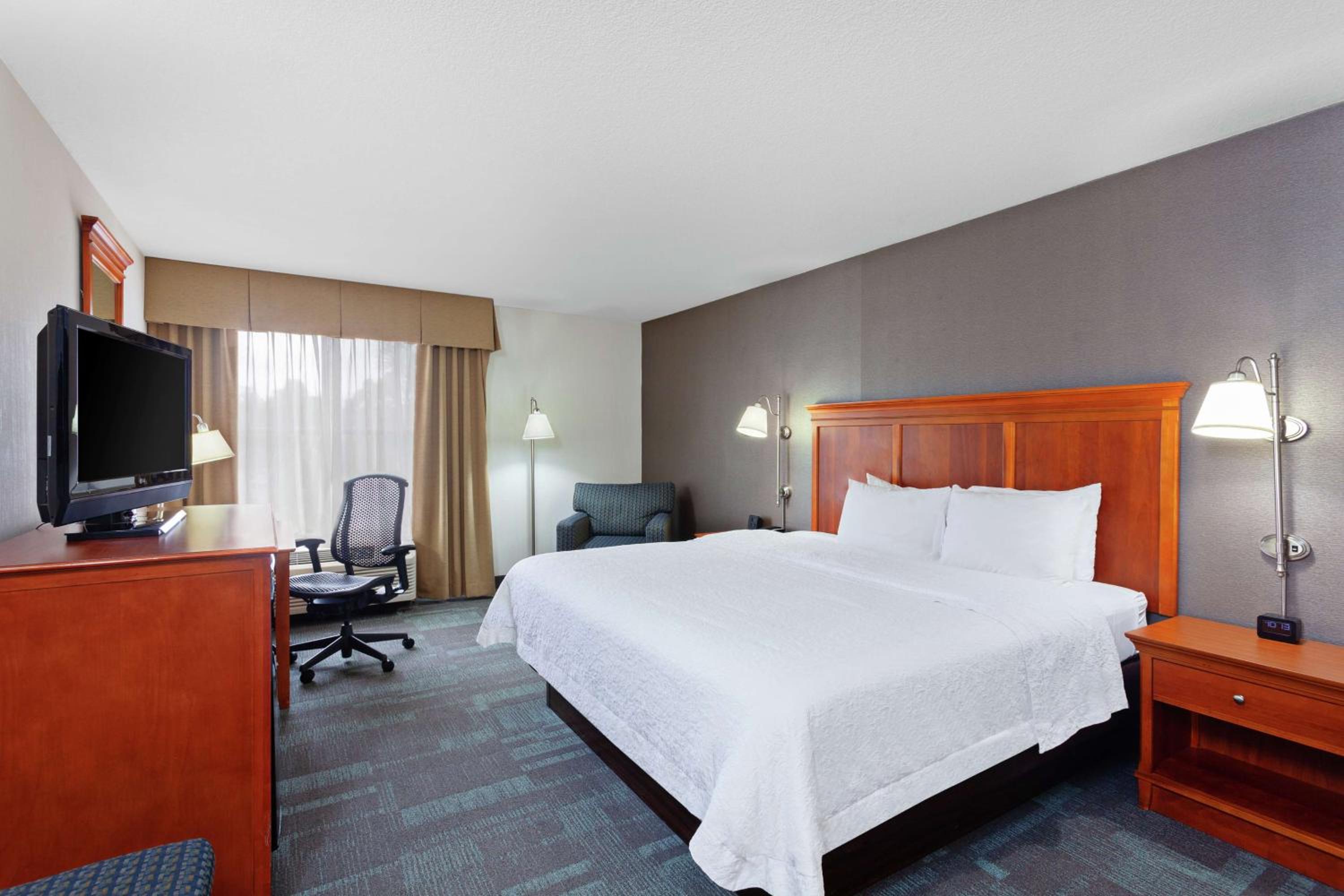 King Room with King Bed - Non-Smoking - Photo 1