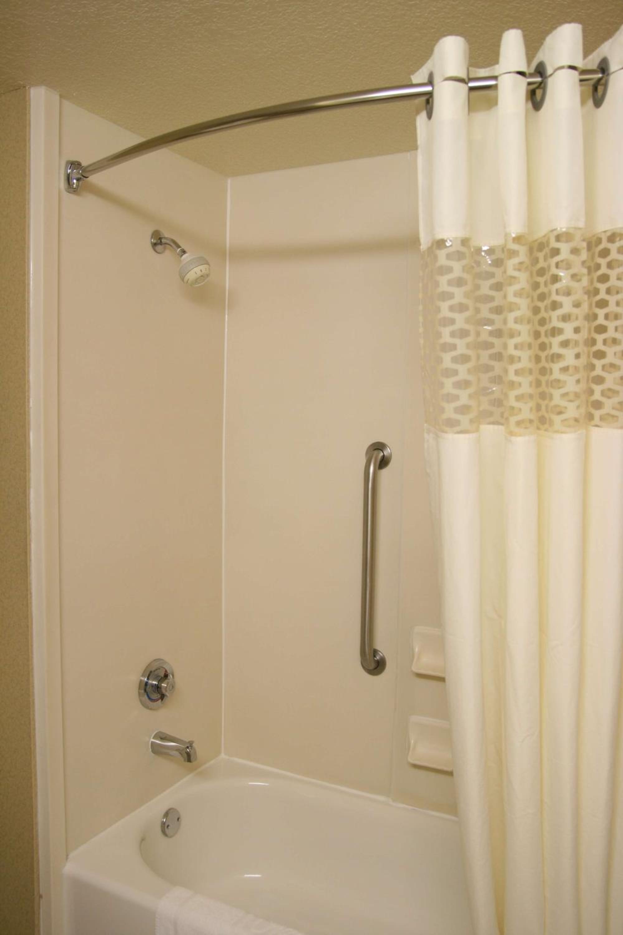 King Room with King Bed - Non-Smoking - Photo 5