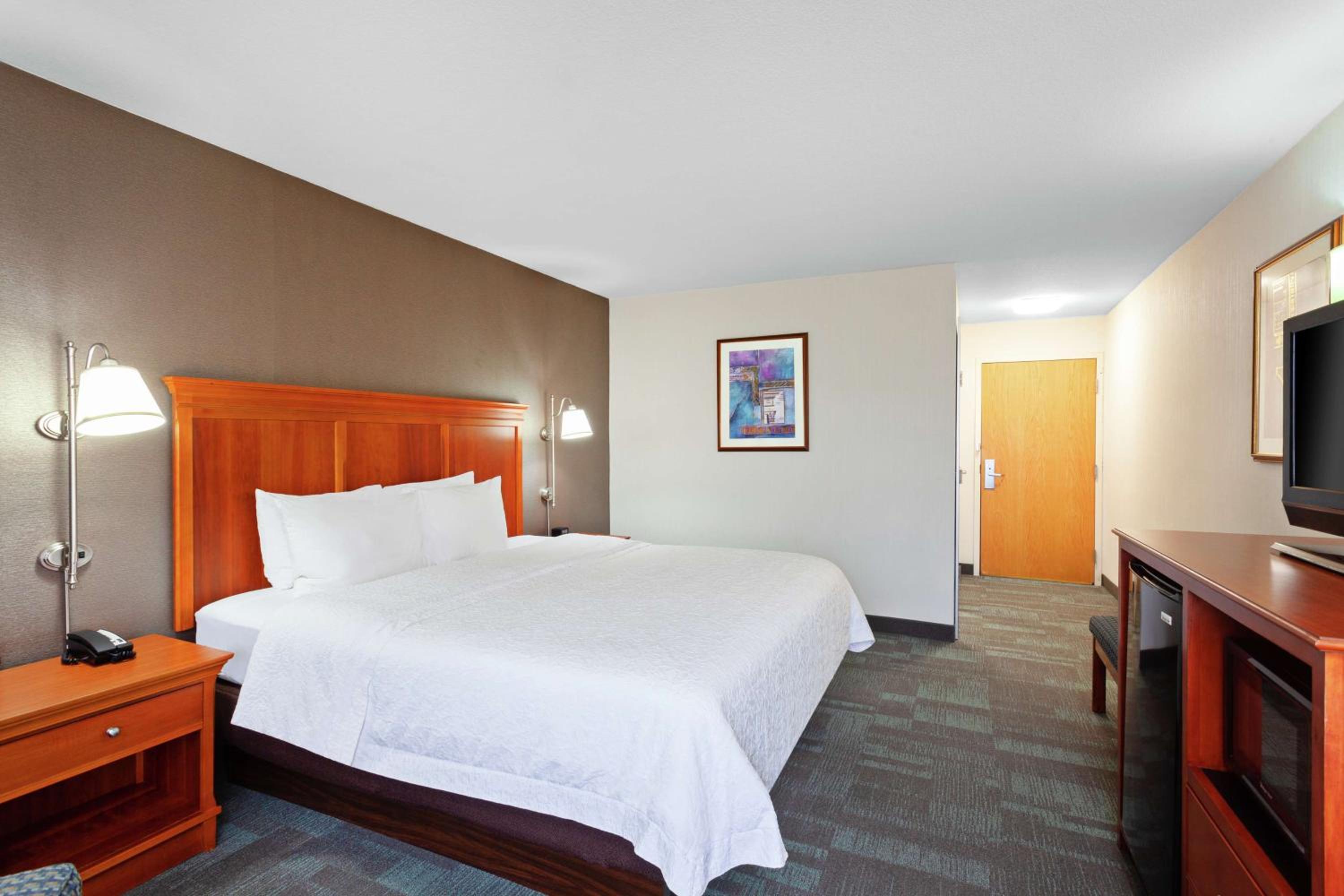King Room with King Bed - Non-Smoking - Photo 2