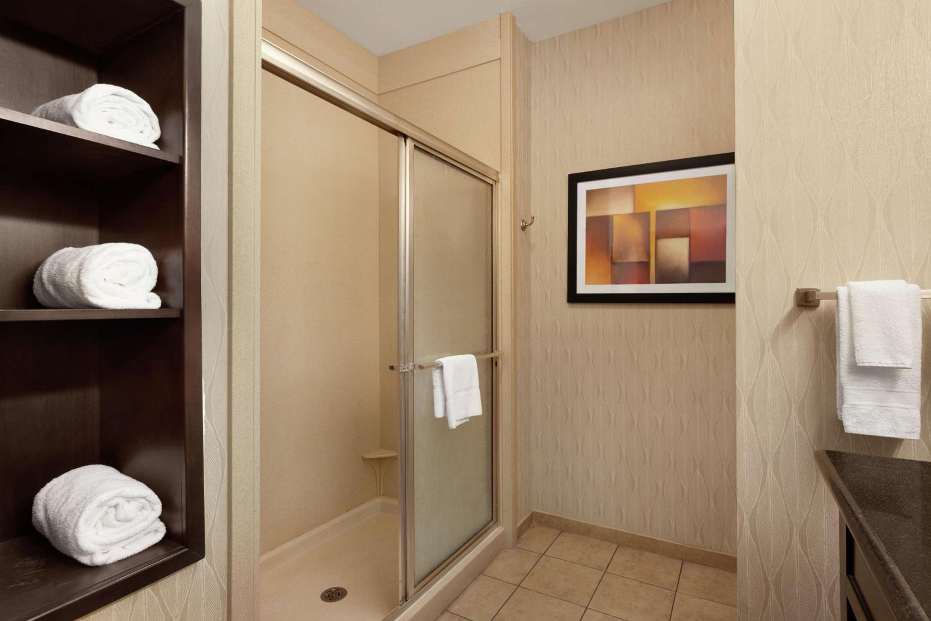King Room with King Bed - Non-Smoking - Photo 2