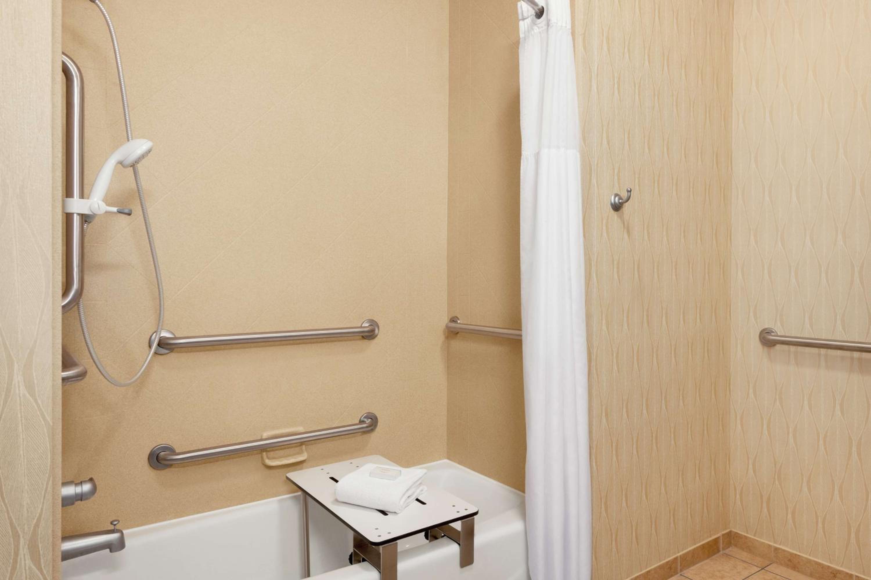 Queen Room with Two Queen Beds - Mobility and Hearing Access/Non-Smoking - Photo 3