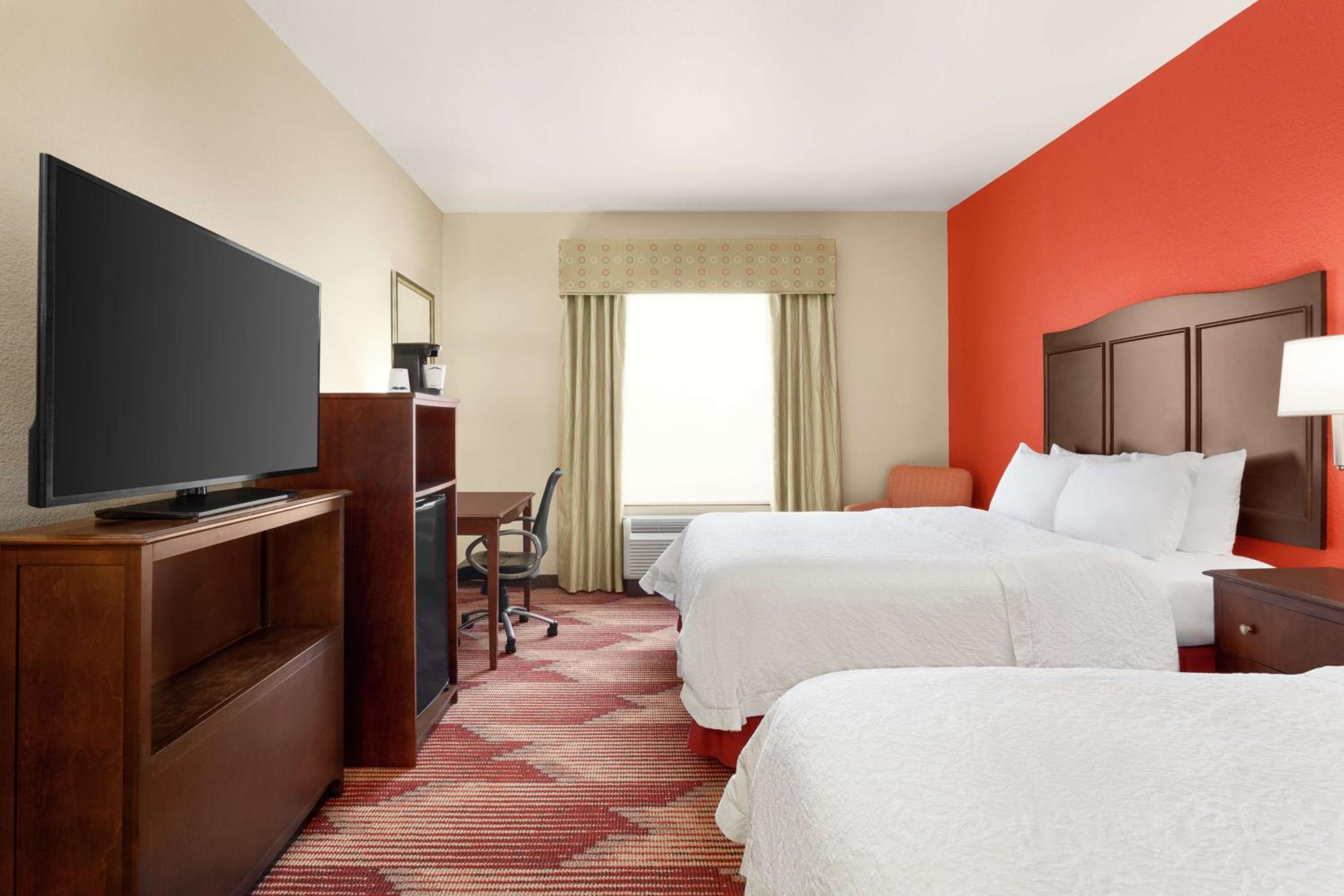 Room with Two Queen Beds - Non-Smoking - Photo 3