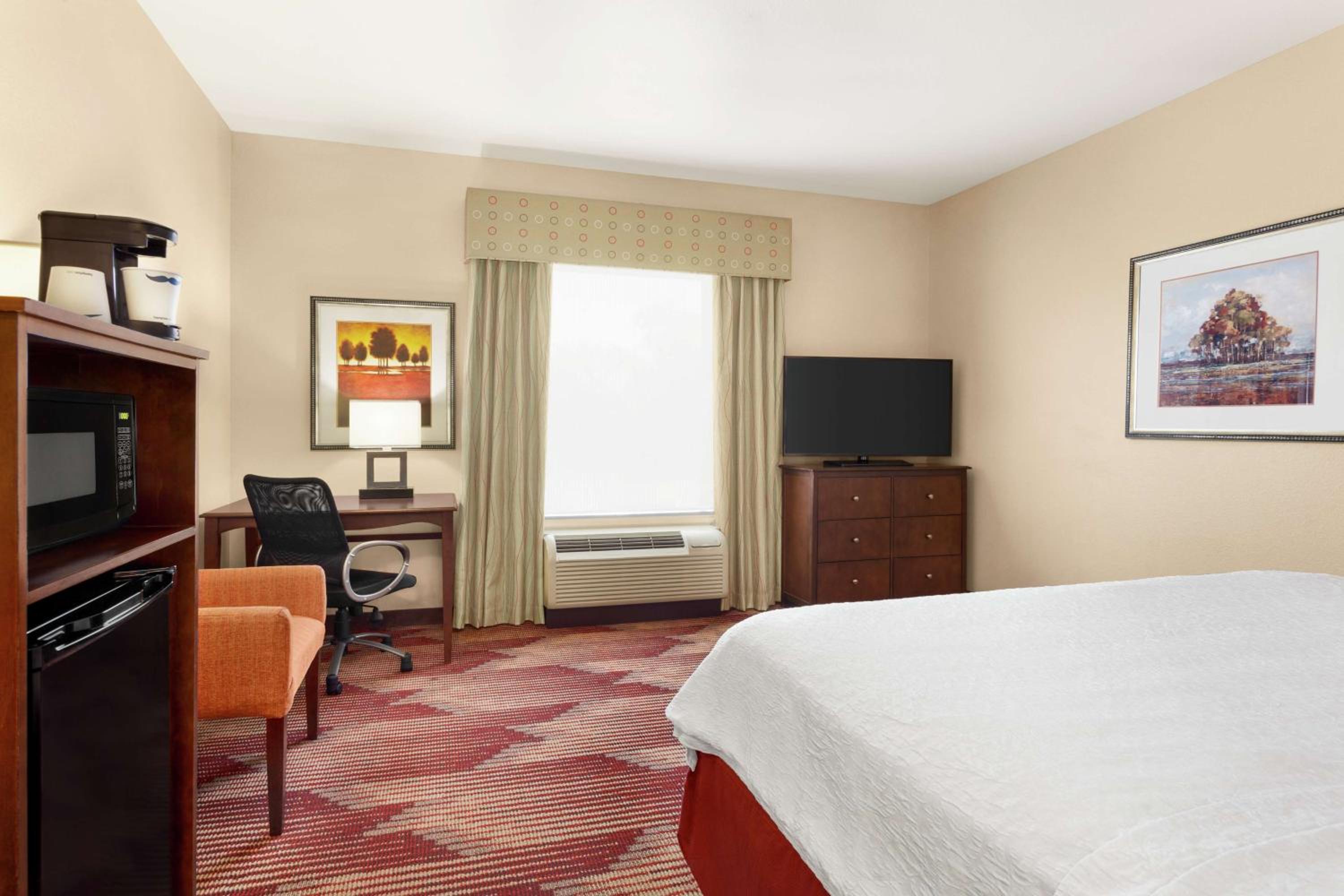 King Room with King Bed - Non-Smoking - Photo 3