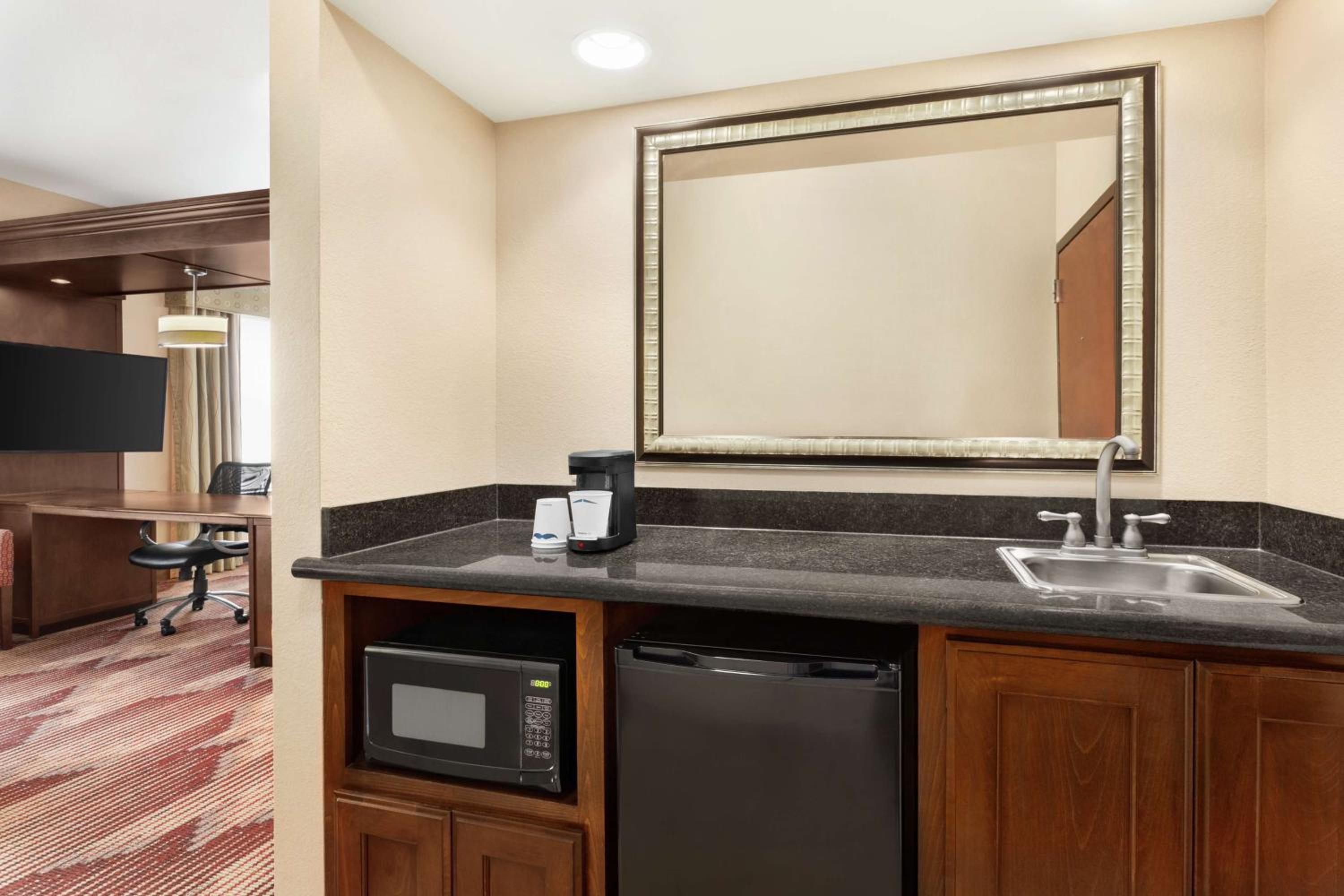 King Studio Suite - Non-Smoking - Photo 3