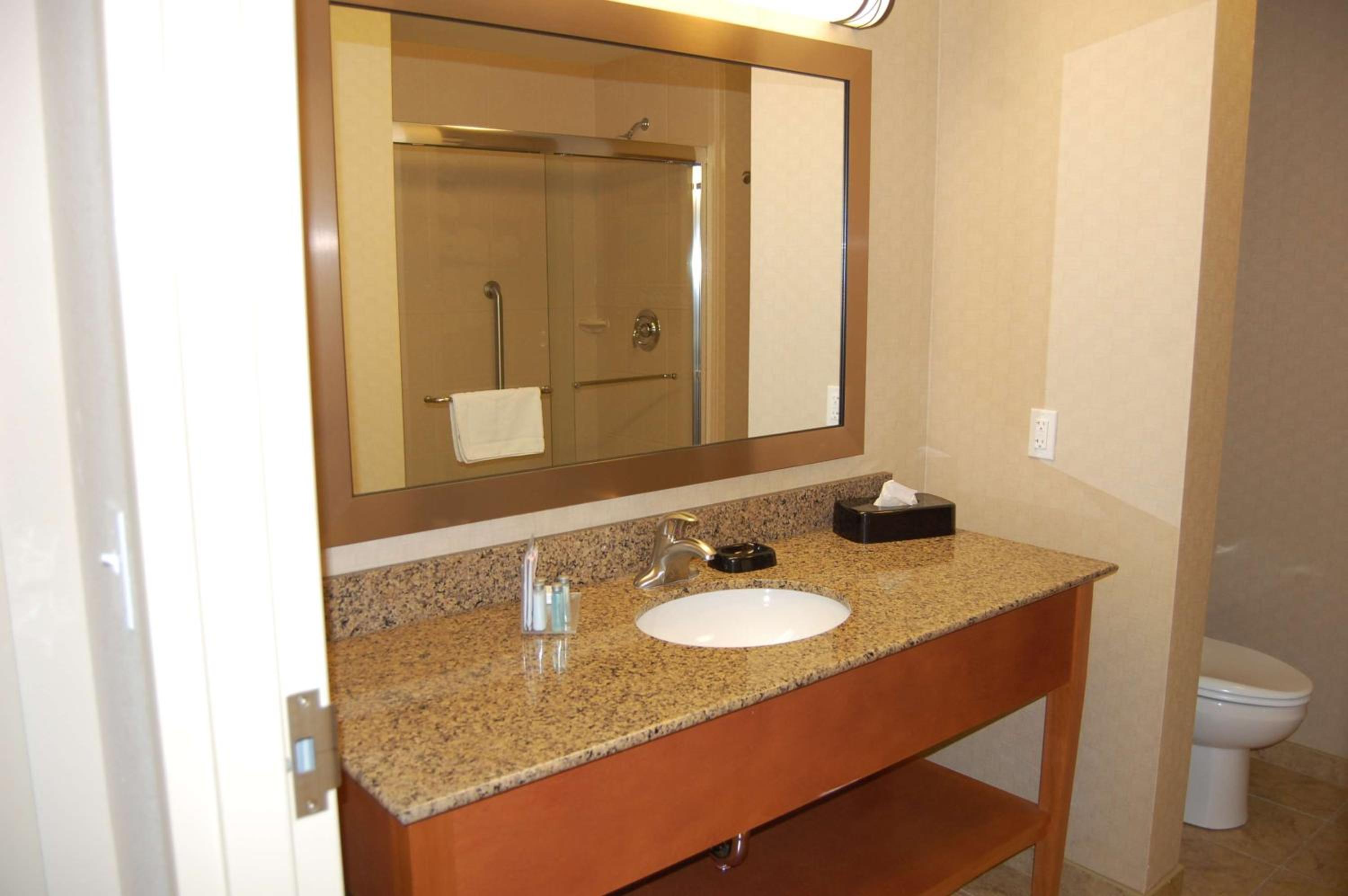 King Room with King Bed - Non-Smoking - Photo 3
