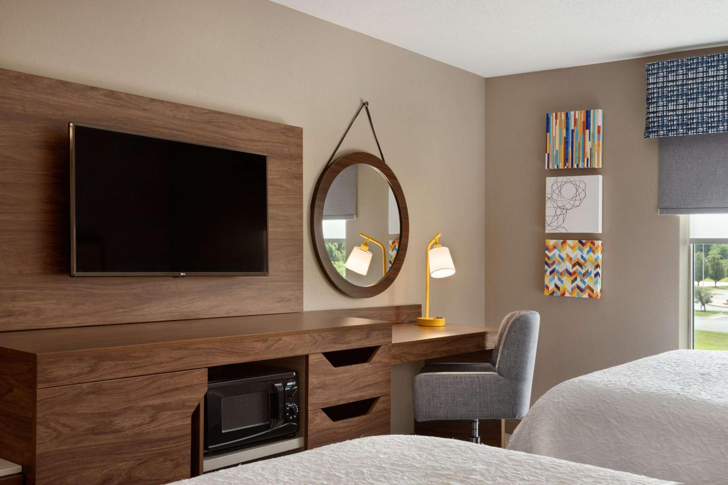 Room with Two Queen Beds - Non-Smoking - Photo 2