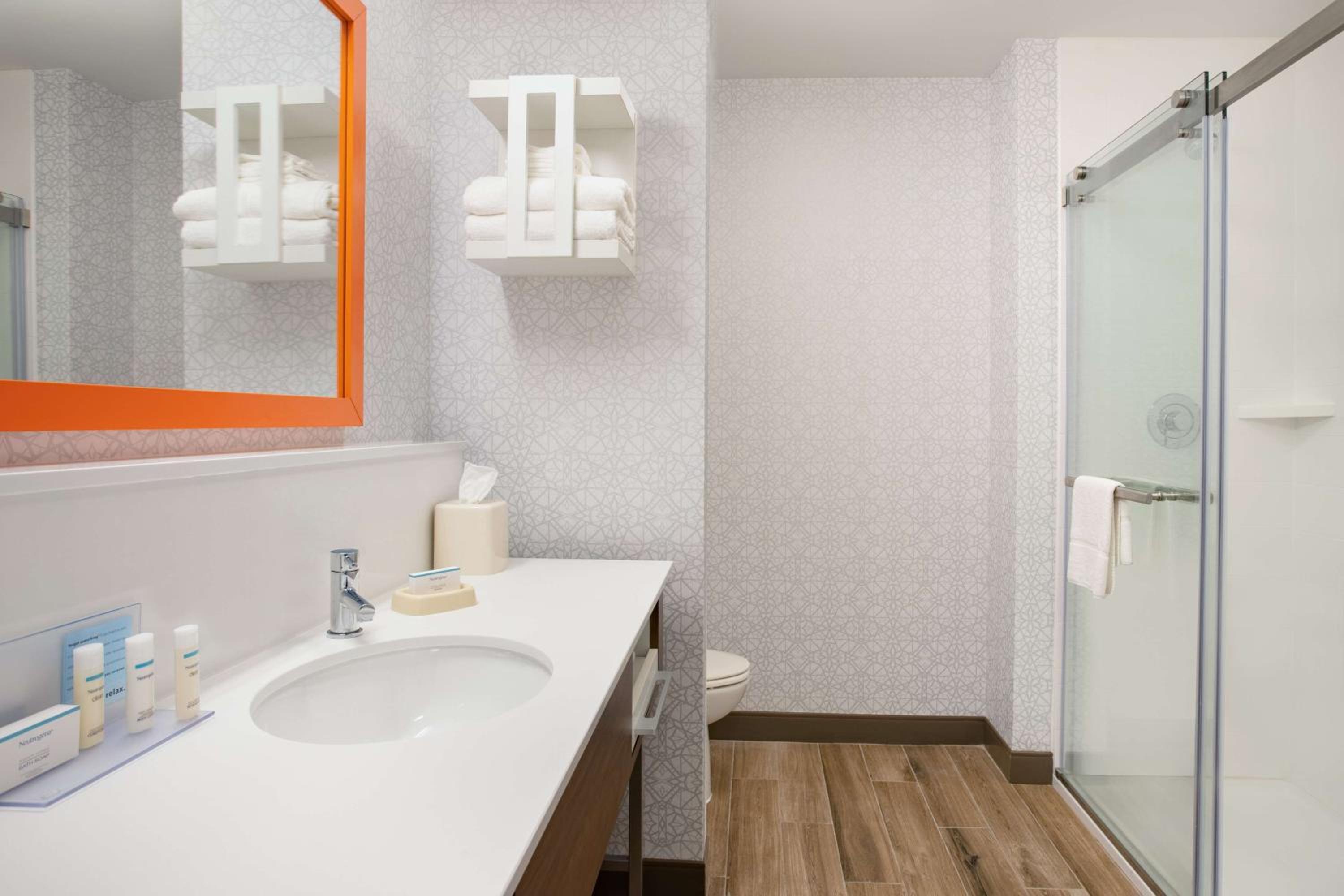 King Room with King Bed - Non-Smoking - Photo 3