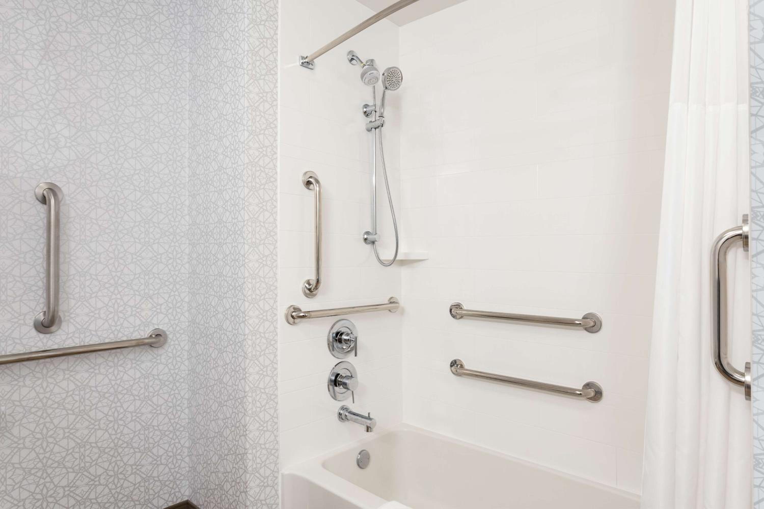 King Room with Accessible Tub - Mobility and Hearing Access/Non-Smoking - Photo 2