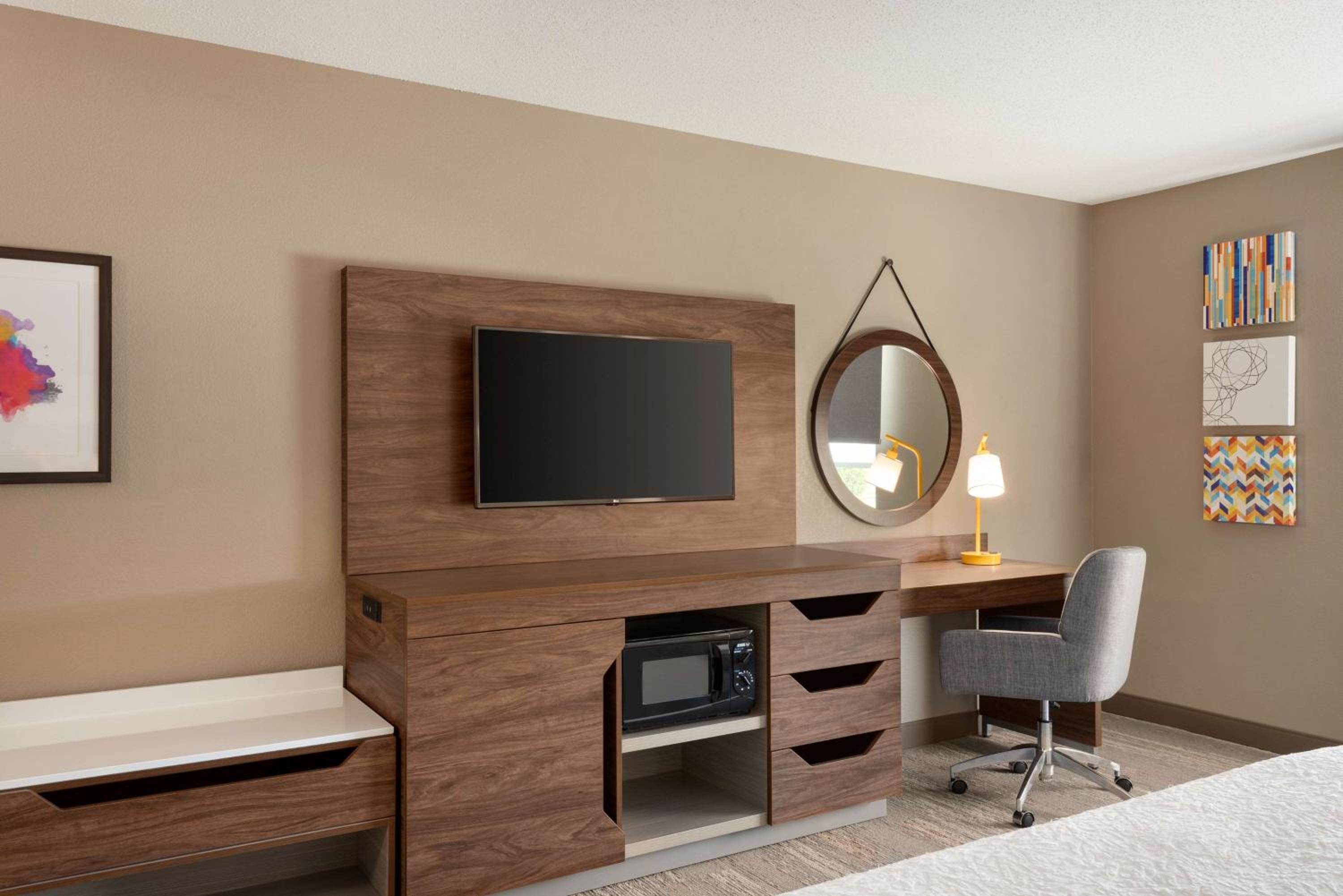 King Room with Accessible Tub - Mobility and Hearing Access/Non-Smoking - Photo 3