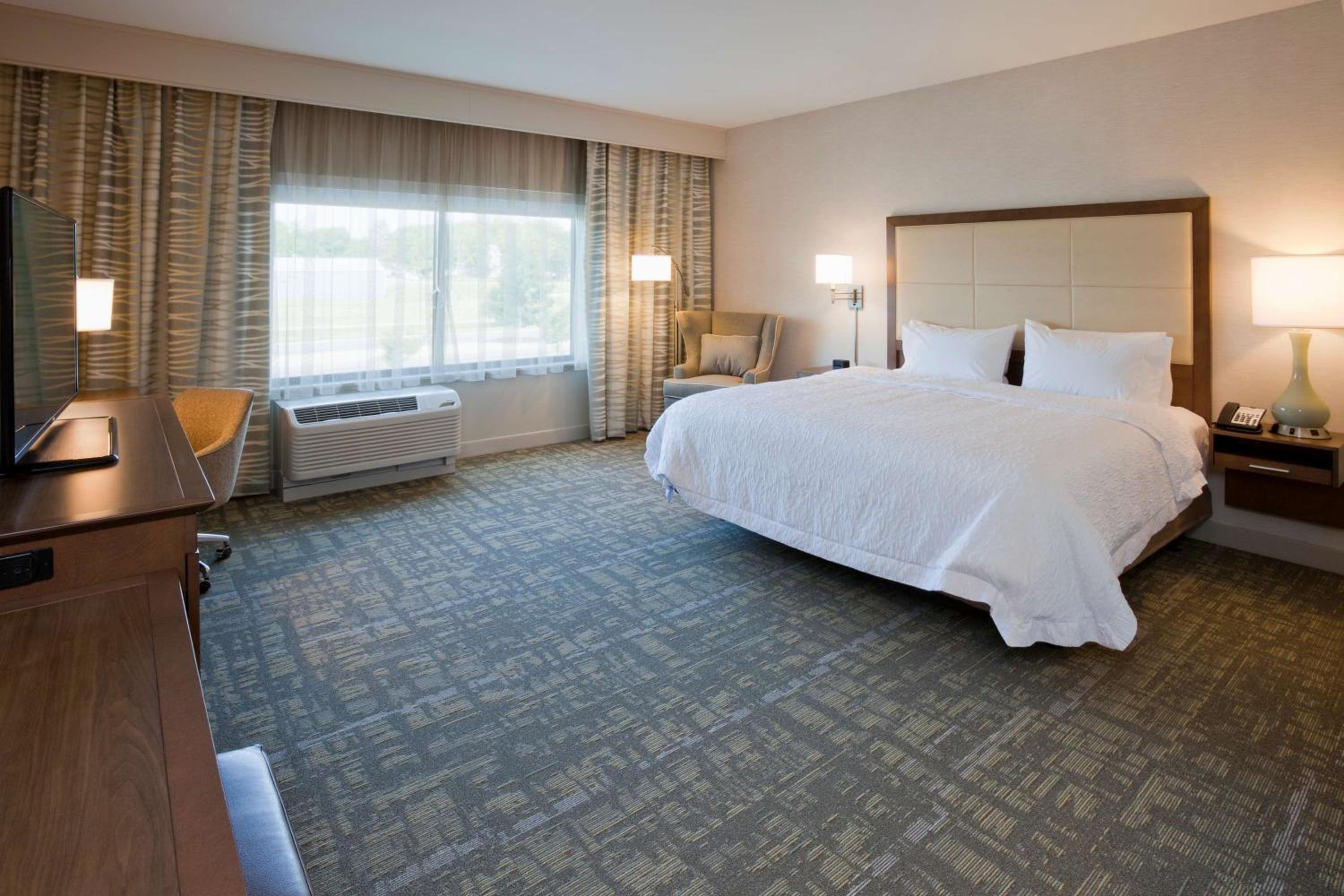 King Room with Roll-In Shower - Mobility Access/Non-Smoking photo 2