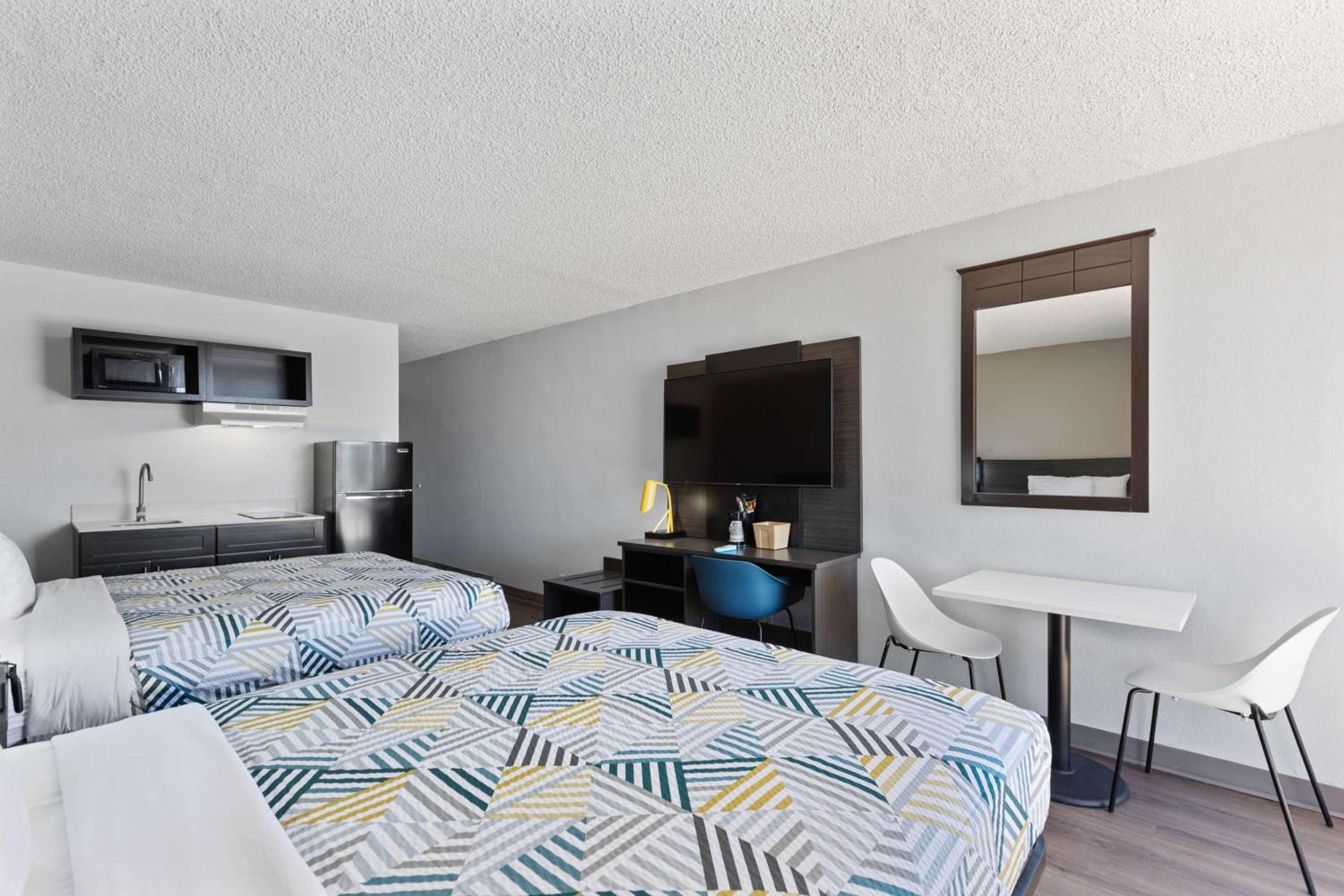 Queen Room with Two Queen Beds - Non-Smoking - Photo 1