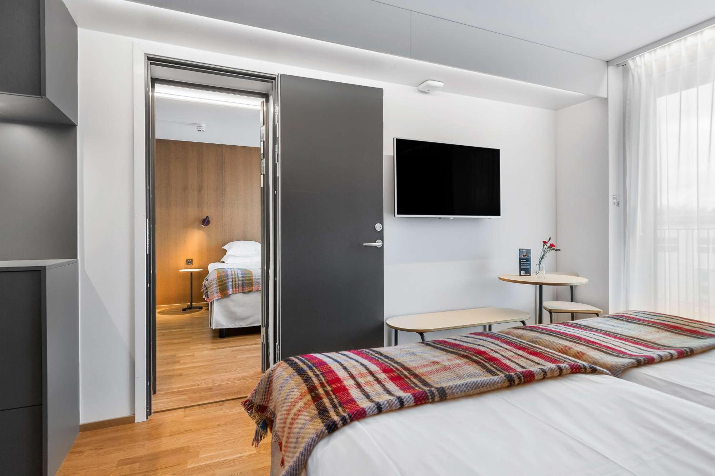 Family Room with Four Single Beds and Balcony - Non-Smoking - Photo 4