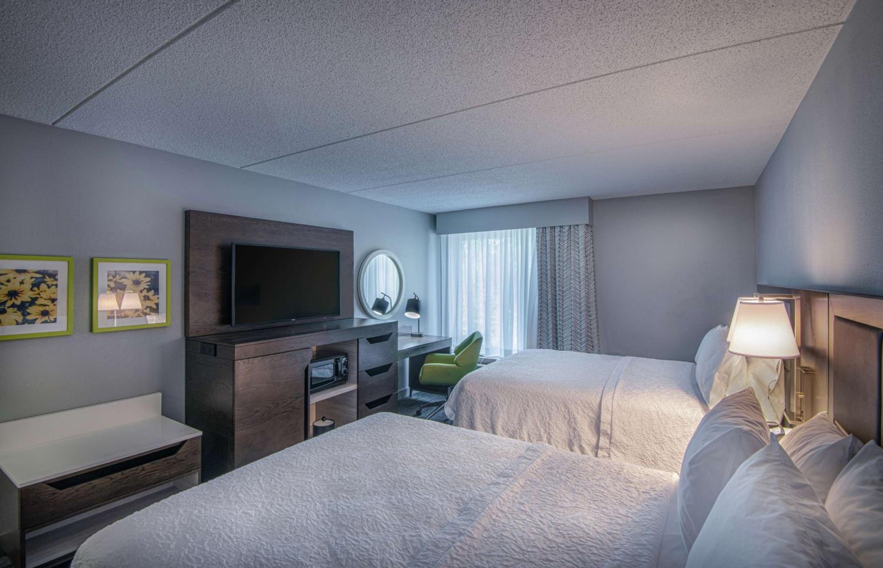 Queen Room with Two Queen Beds - Non-Smoking - Photo 2