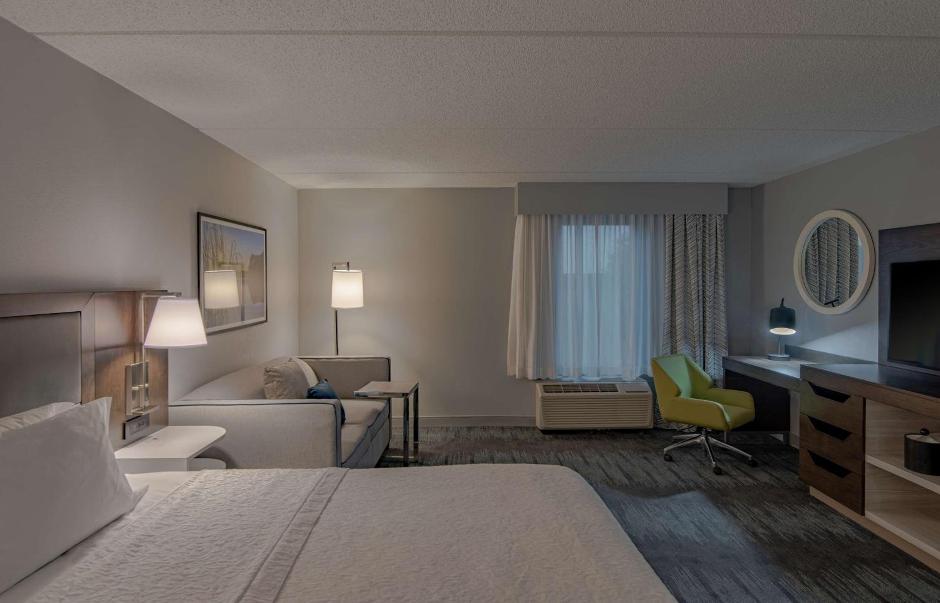 King Room with Sofa Bed - Non-Smoking - Photo 3