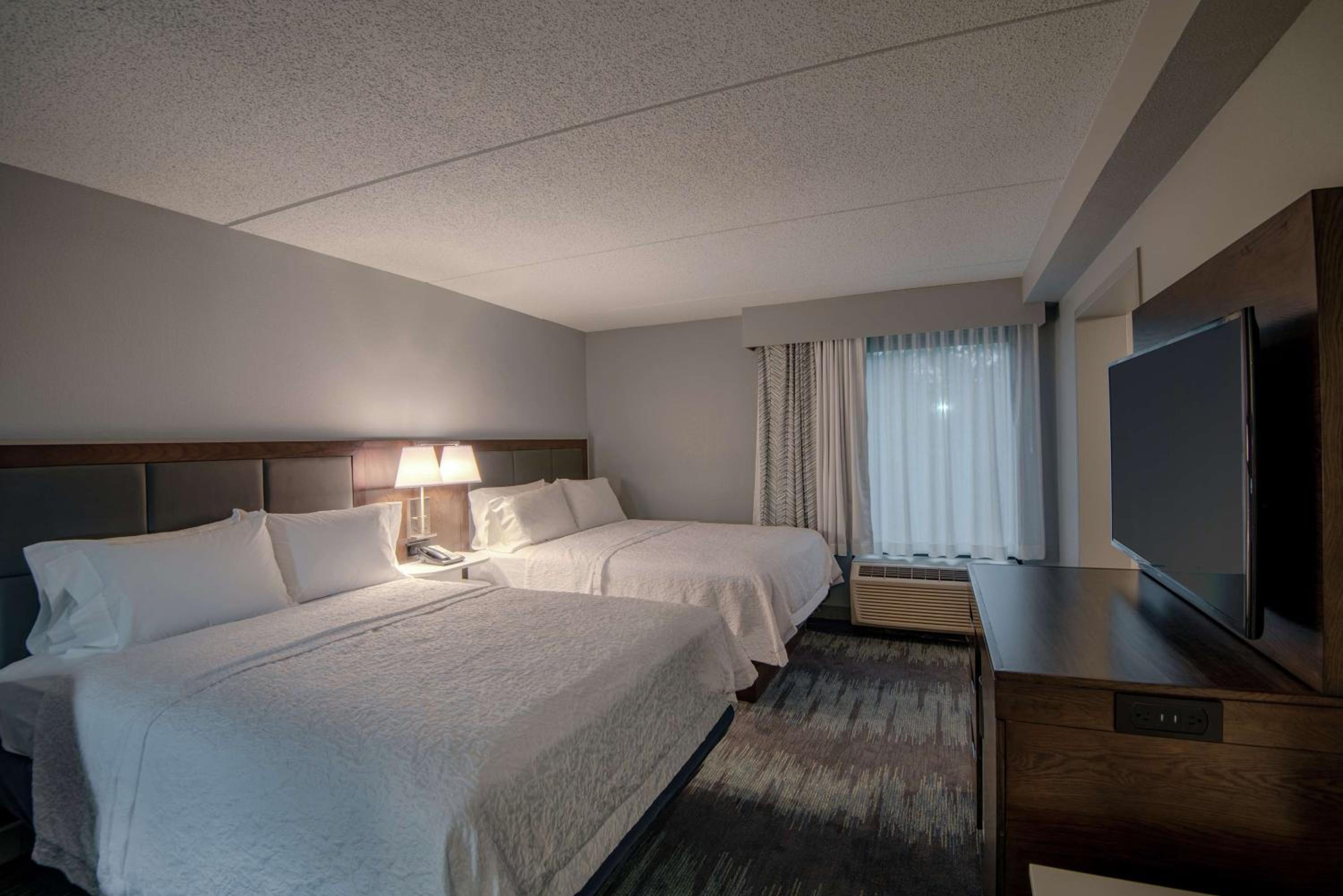 Queen Room with Two Queen Beds - Non-Smoking - Photo 3