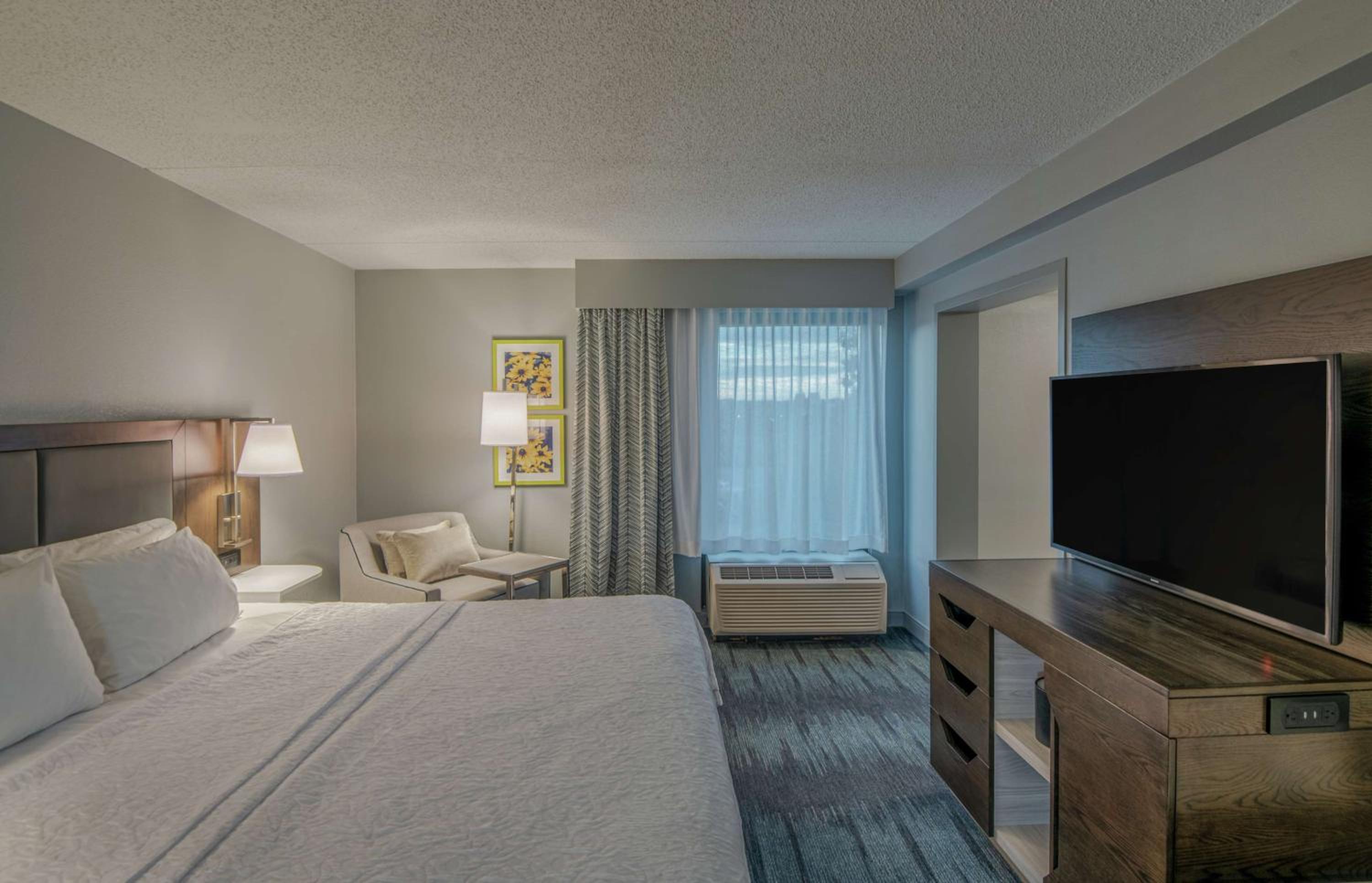Deluxe King Room with Sofa Bed - Photo 3