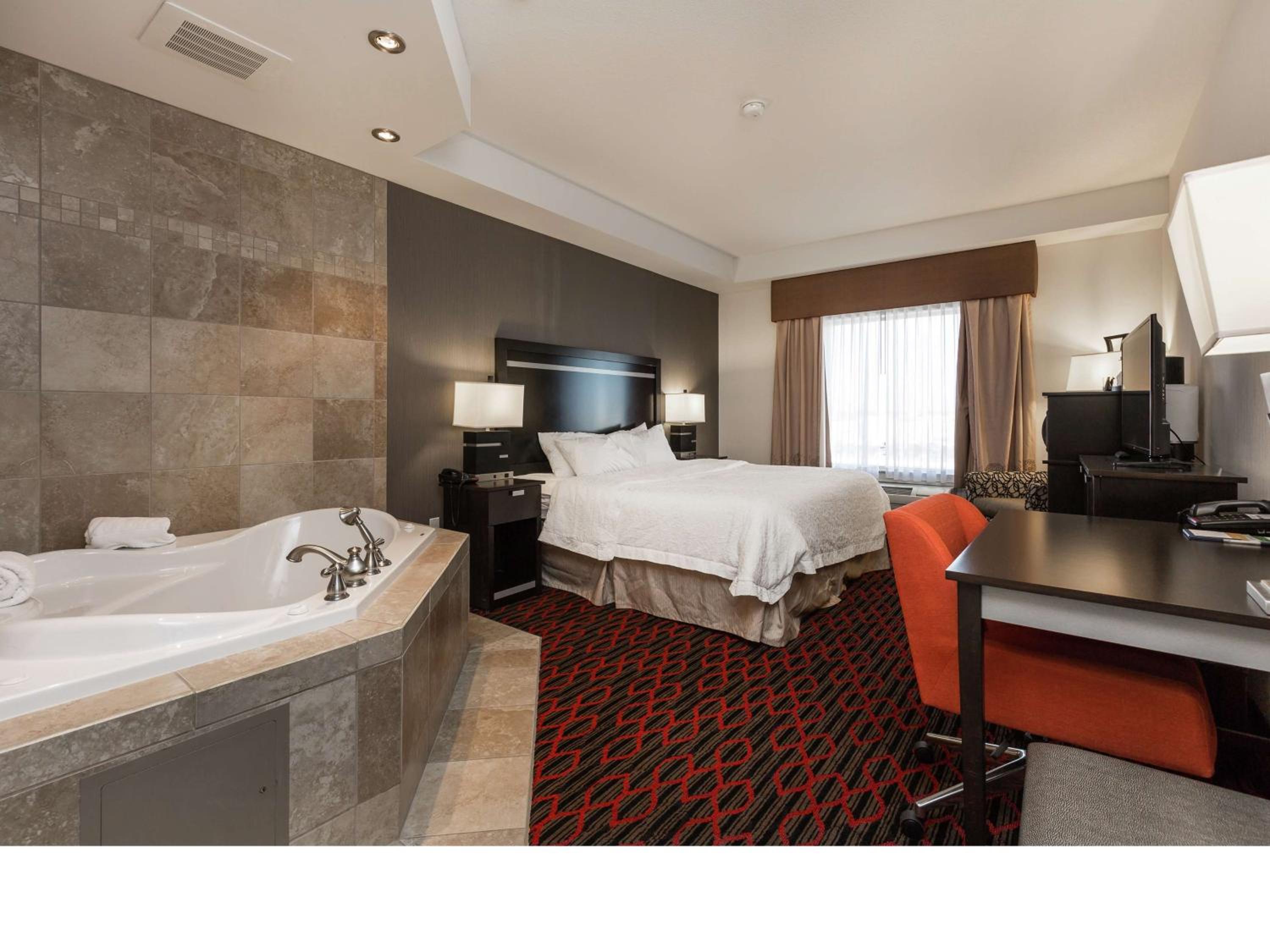 King Room with Hot Tub photo 1