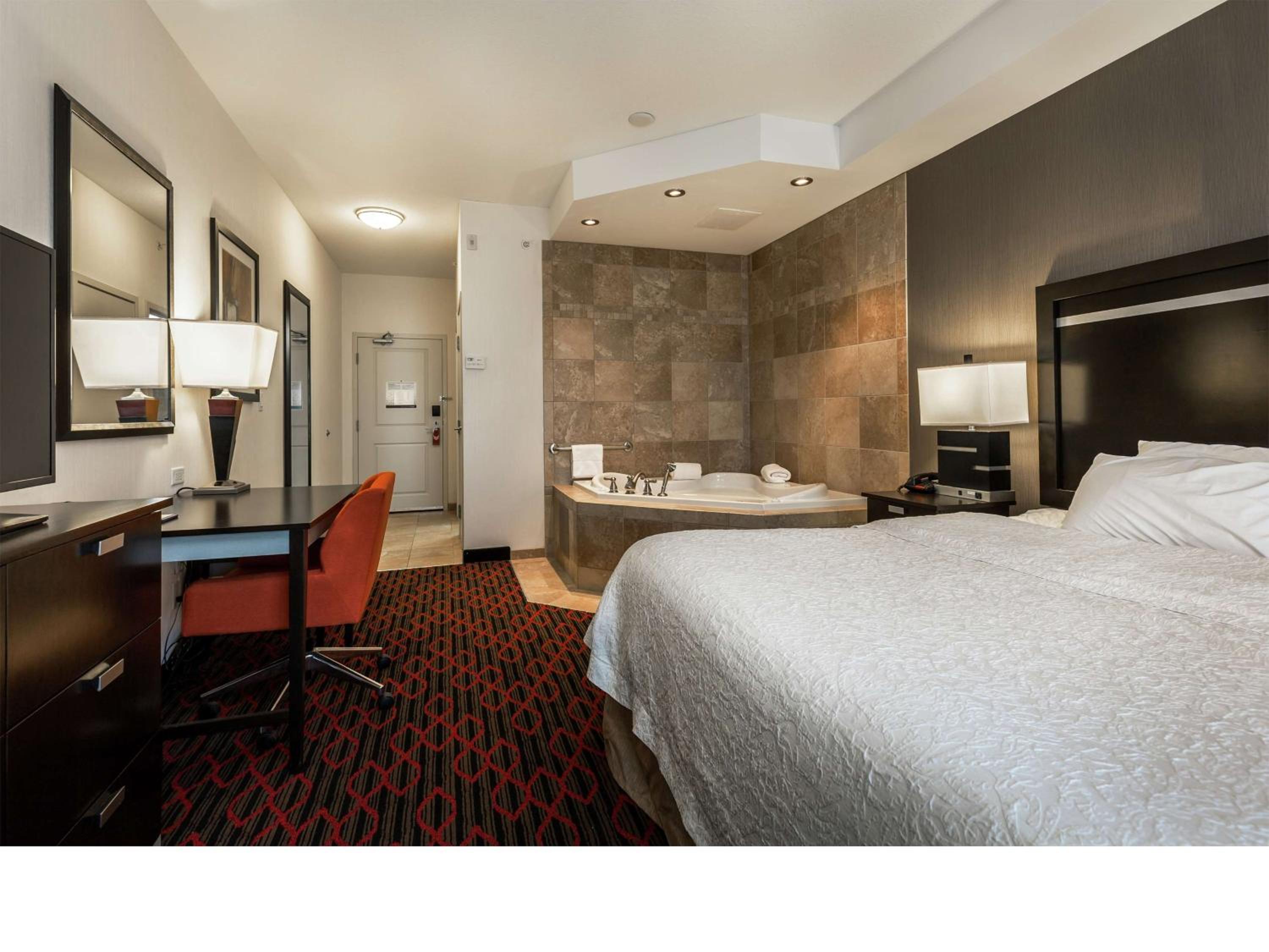 King Room with Hot Tub photo 2