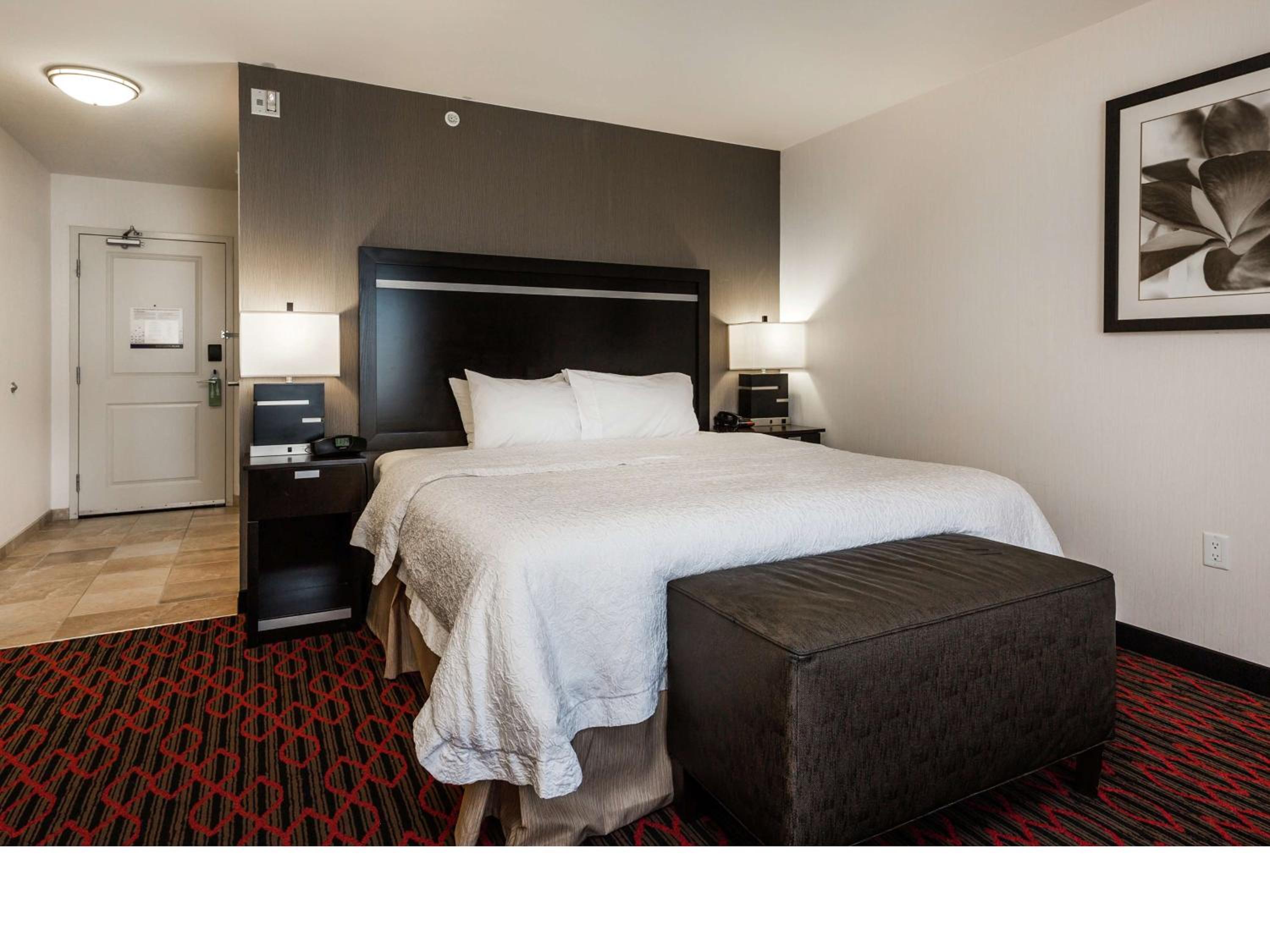King Room with King Bed - Non-Smoking - Photo 1