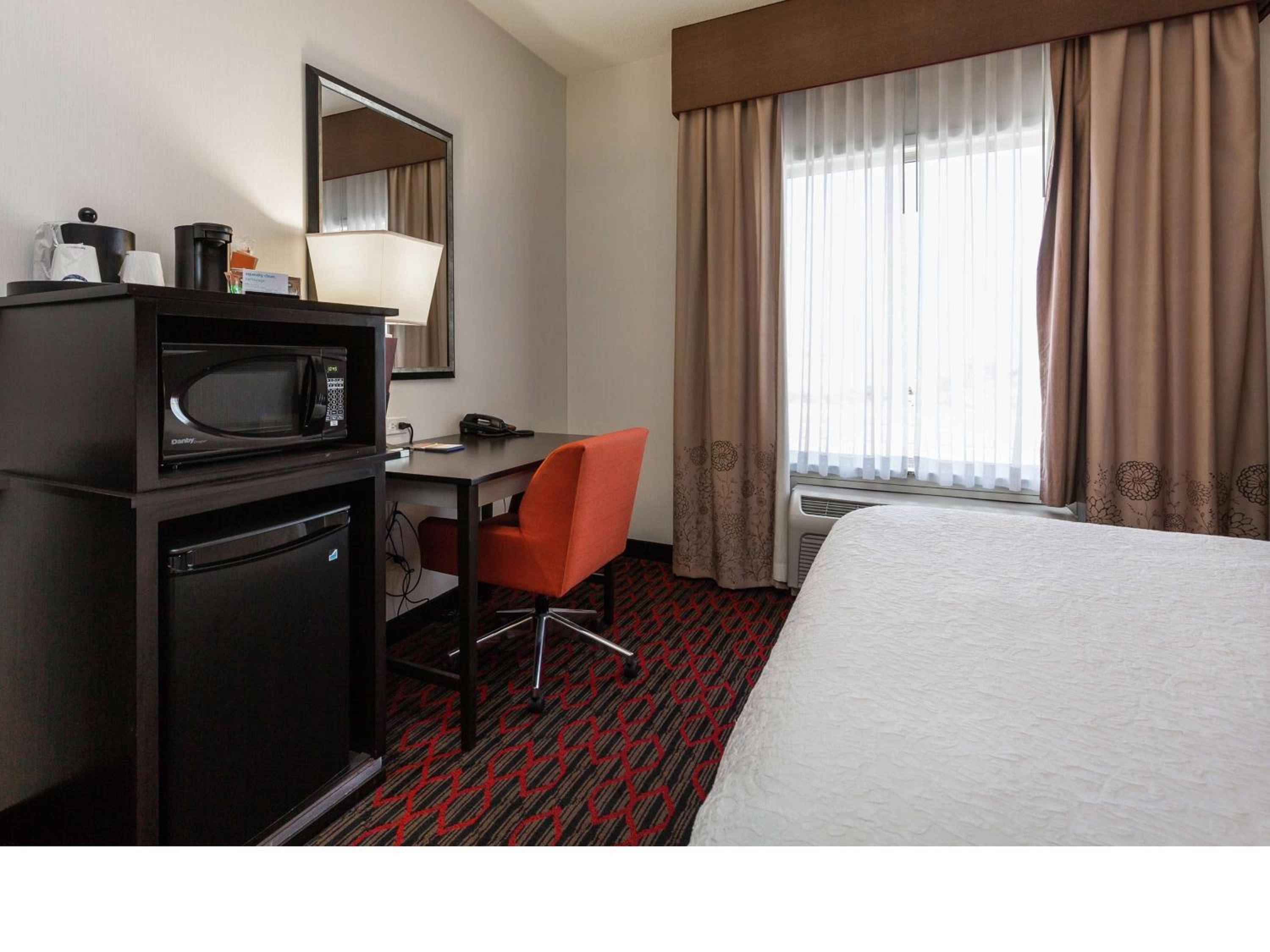 Room with Two Queen Beds - Non-Smoking - Photo 3