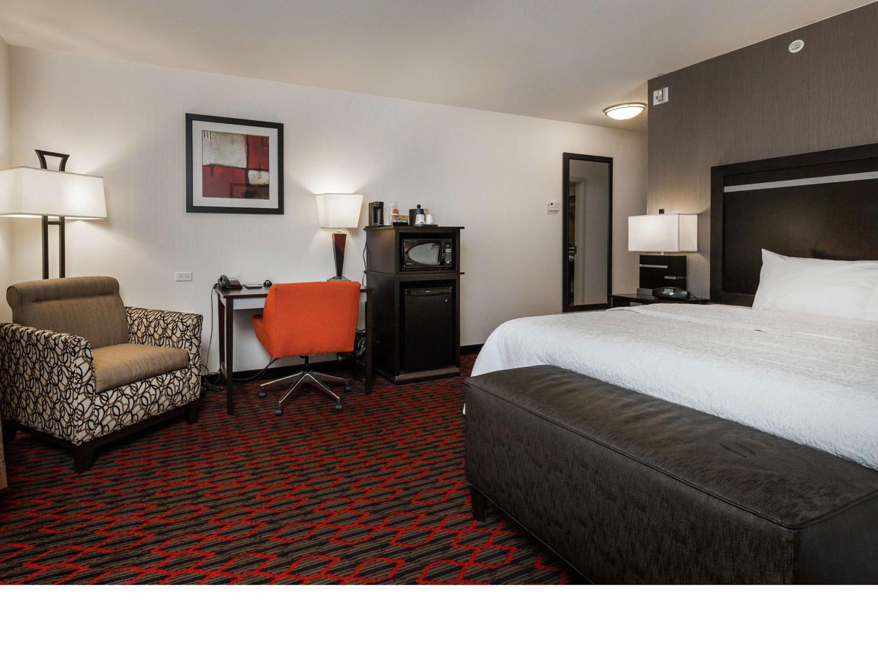 King Room with King Bed - Non-Smoking - Photo 2