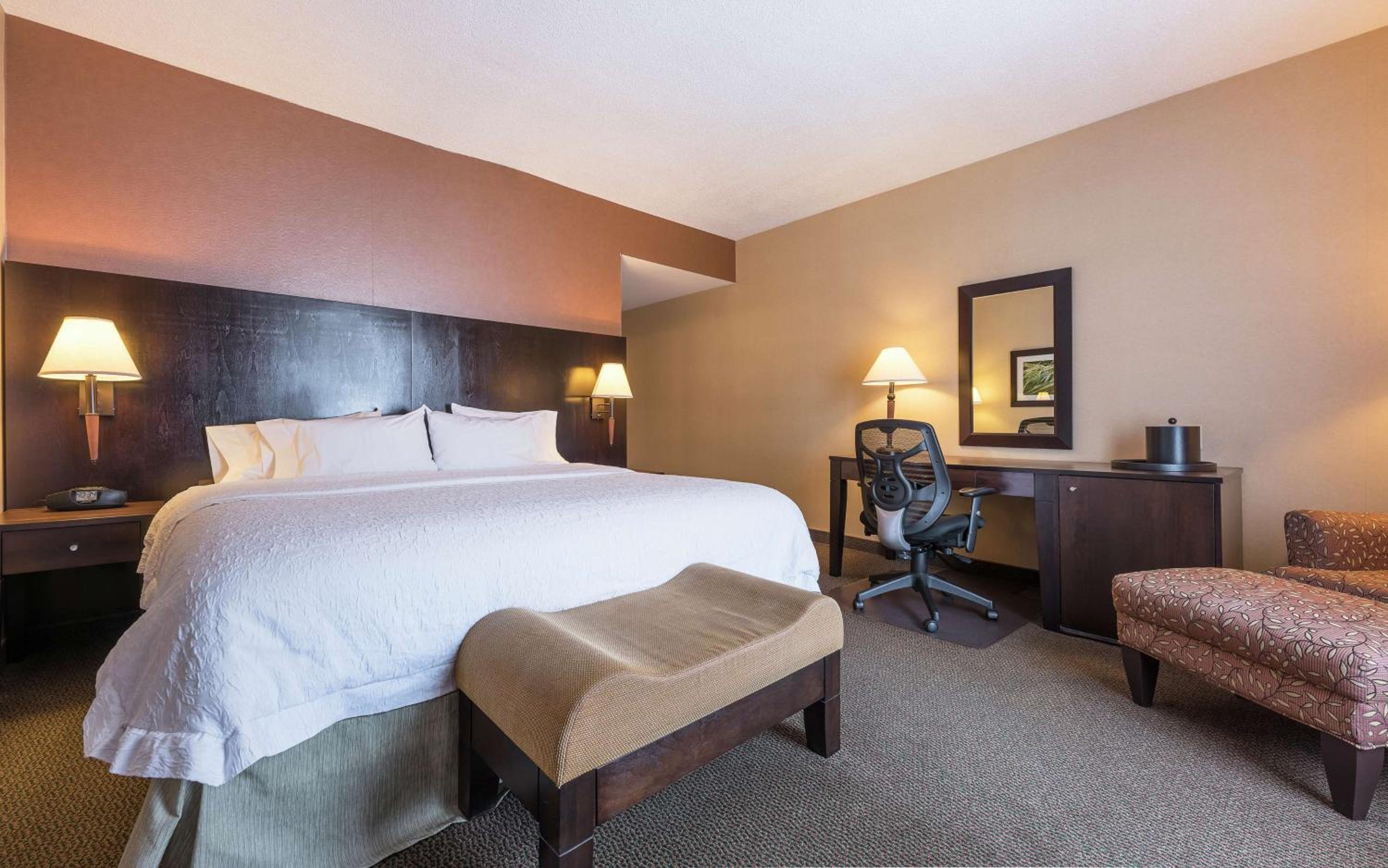 King Room with King Bed - Non-Smoking - Photo 1