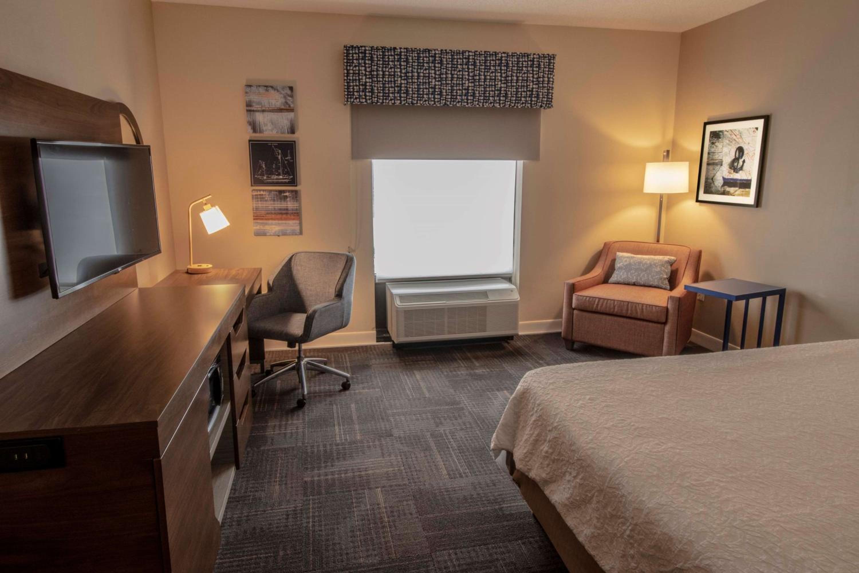 King Room with King Bed - Non-Smoking - Photo 3