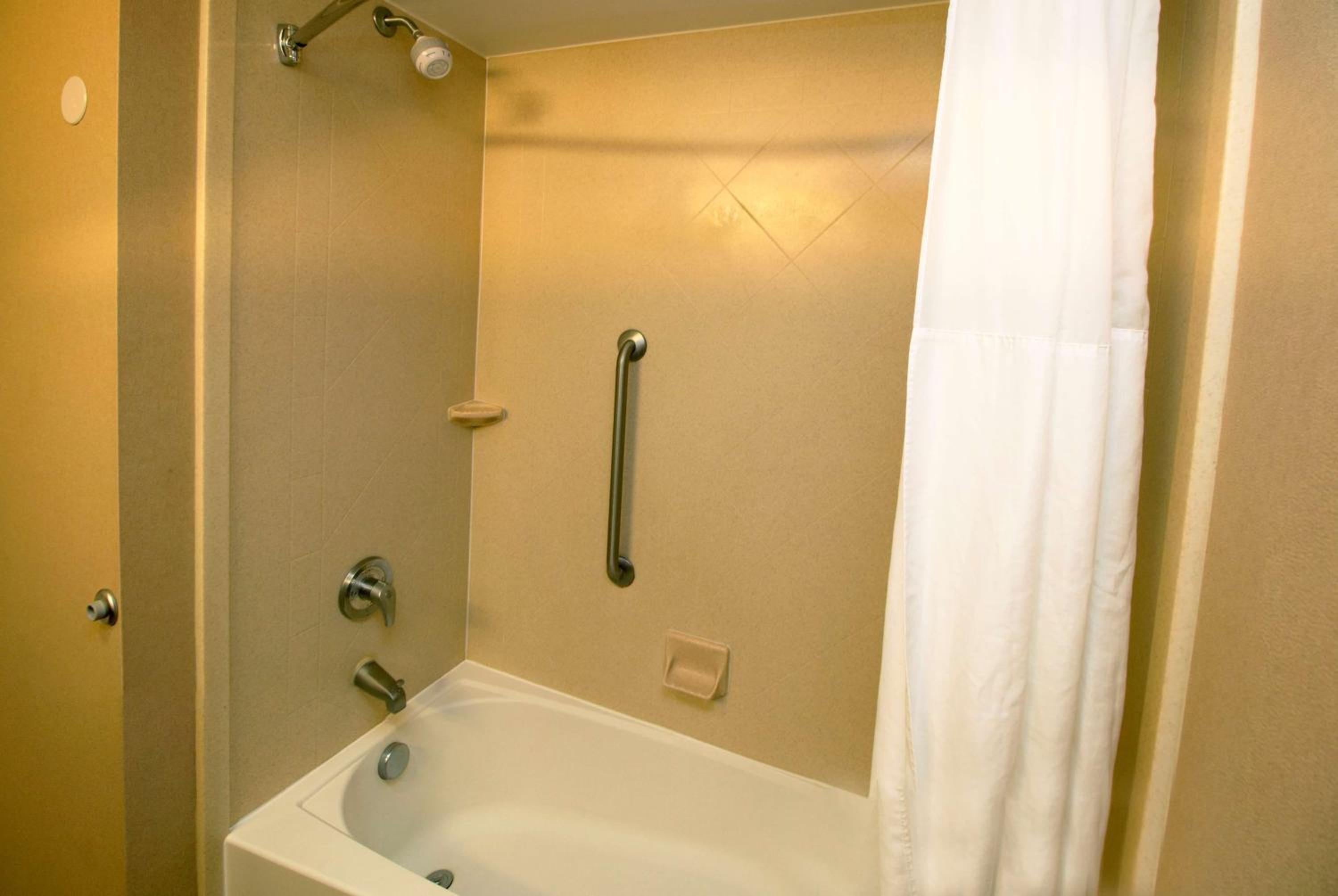 Queen Room with Two Queen Beds - Mobility and Hearing Access/Non-Smoking - Photo 3