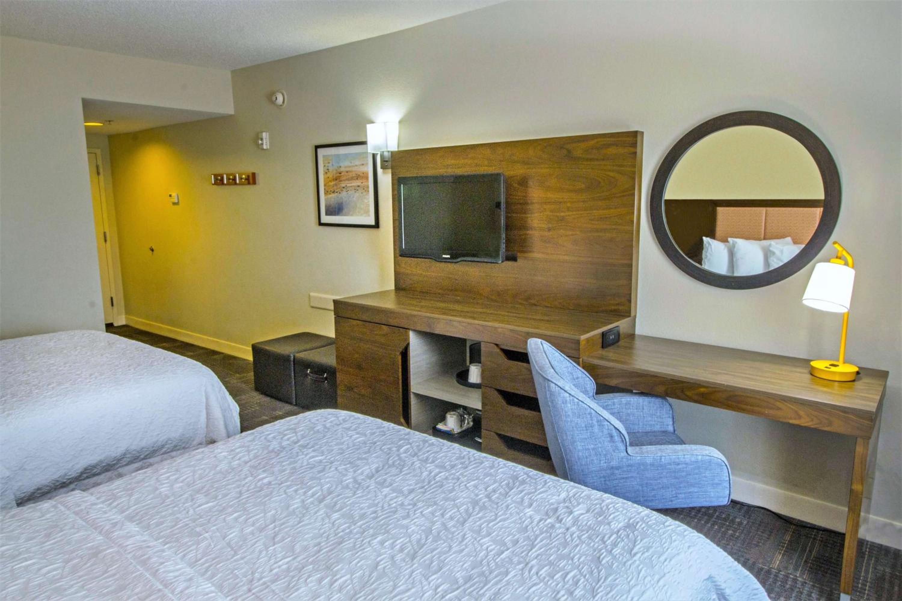 Room with Two Queen Beds - Non-Smoking - Photo 3