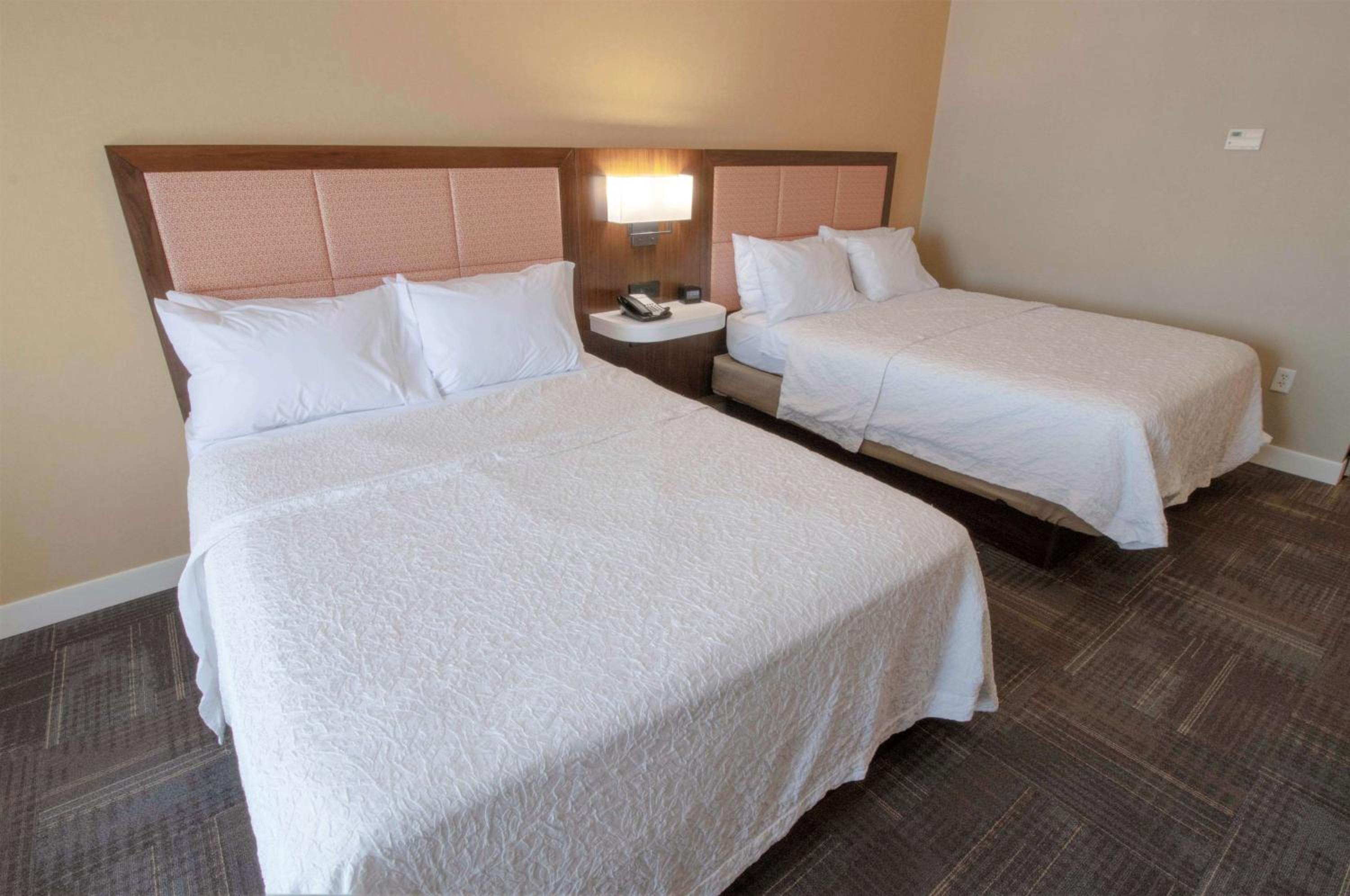 Room with Two Queen Beds - Non-Smoking - Photo 2