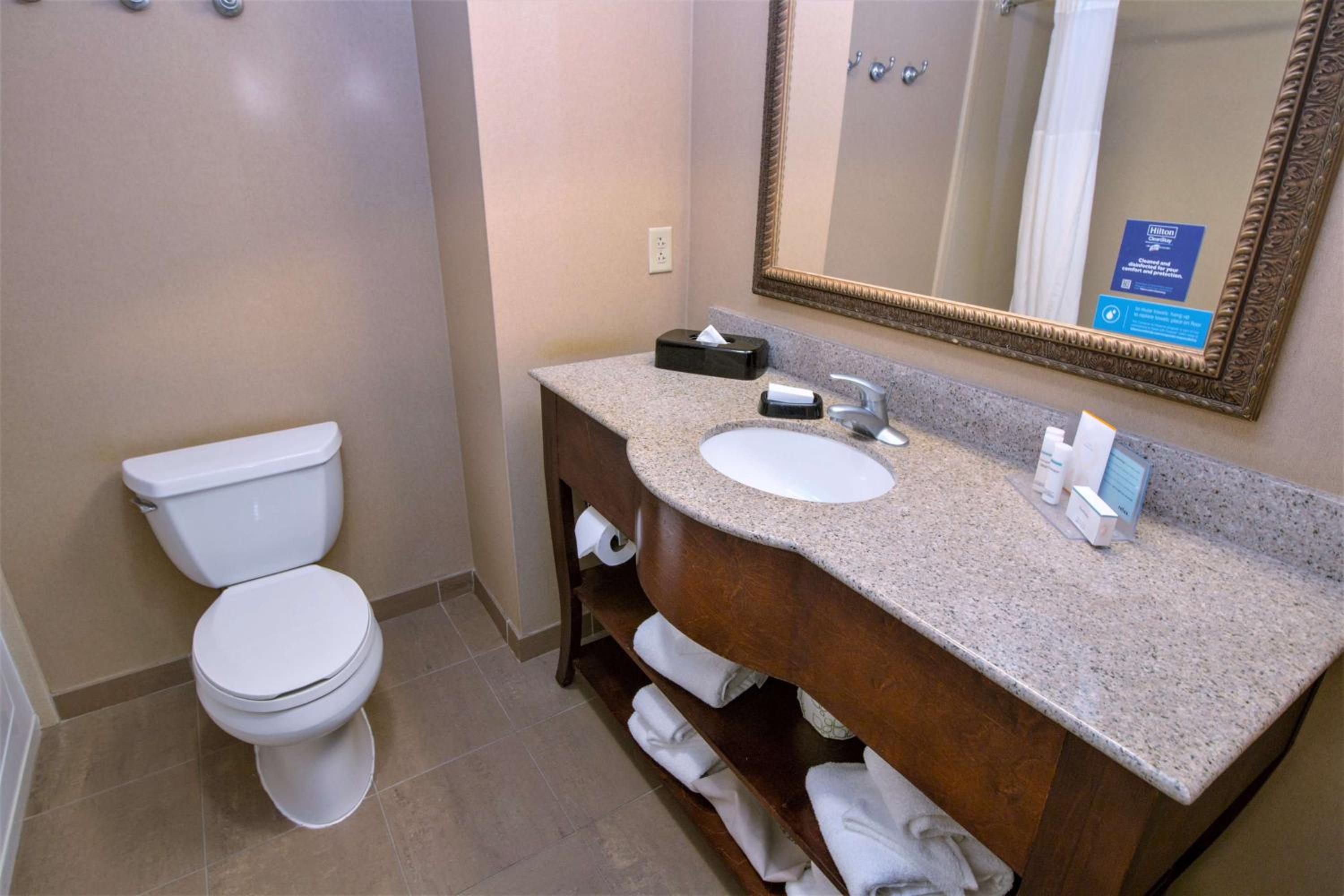 Room with Two Queen Beds - Non-Smoking - Photo 4