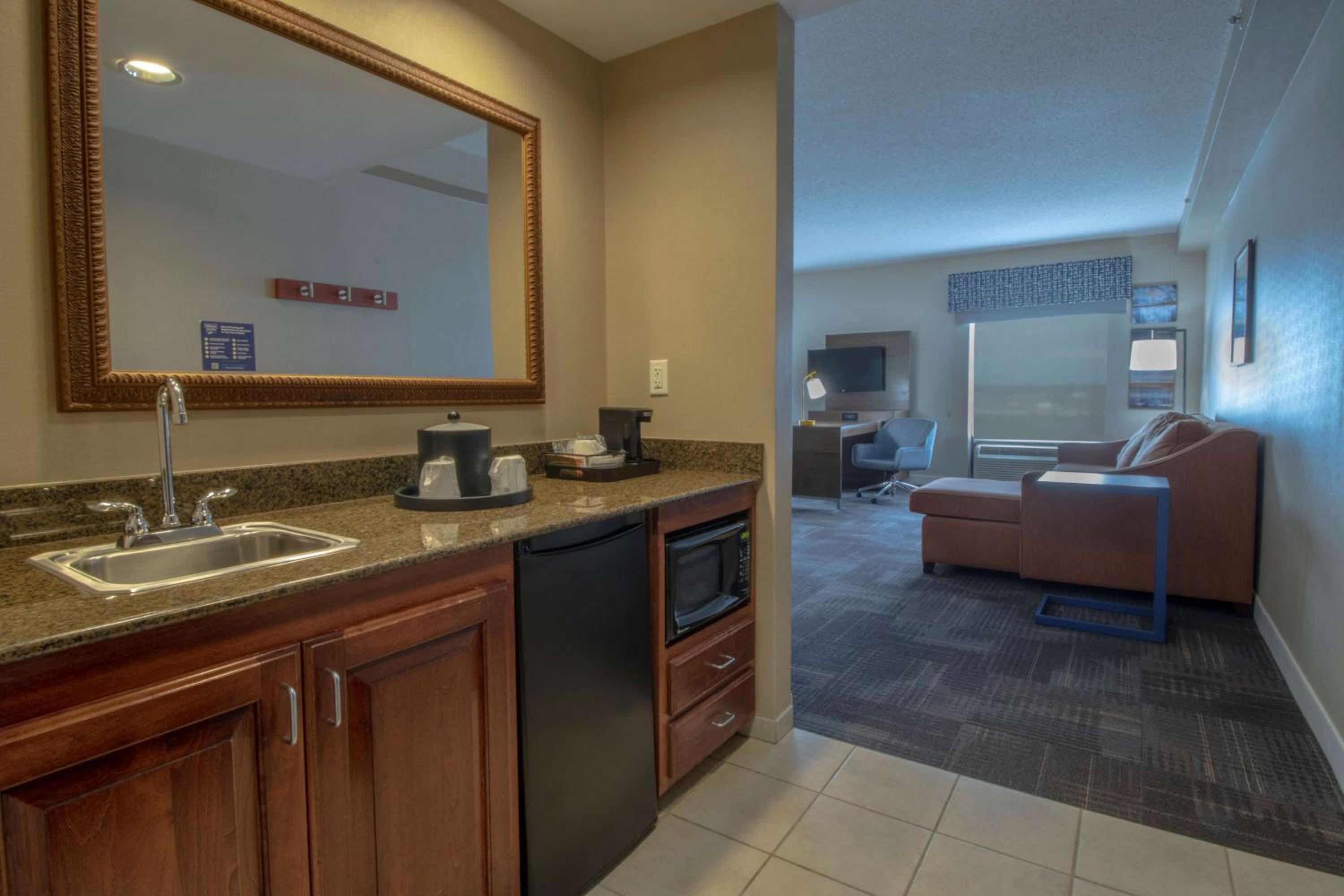 Studio Suite with Two Queen Beds and Sofa Bed - Non-Smoking - Photo 3