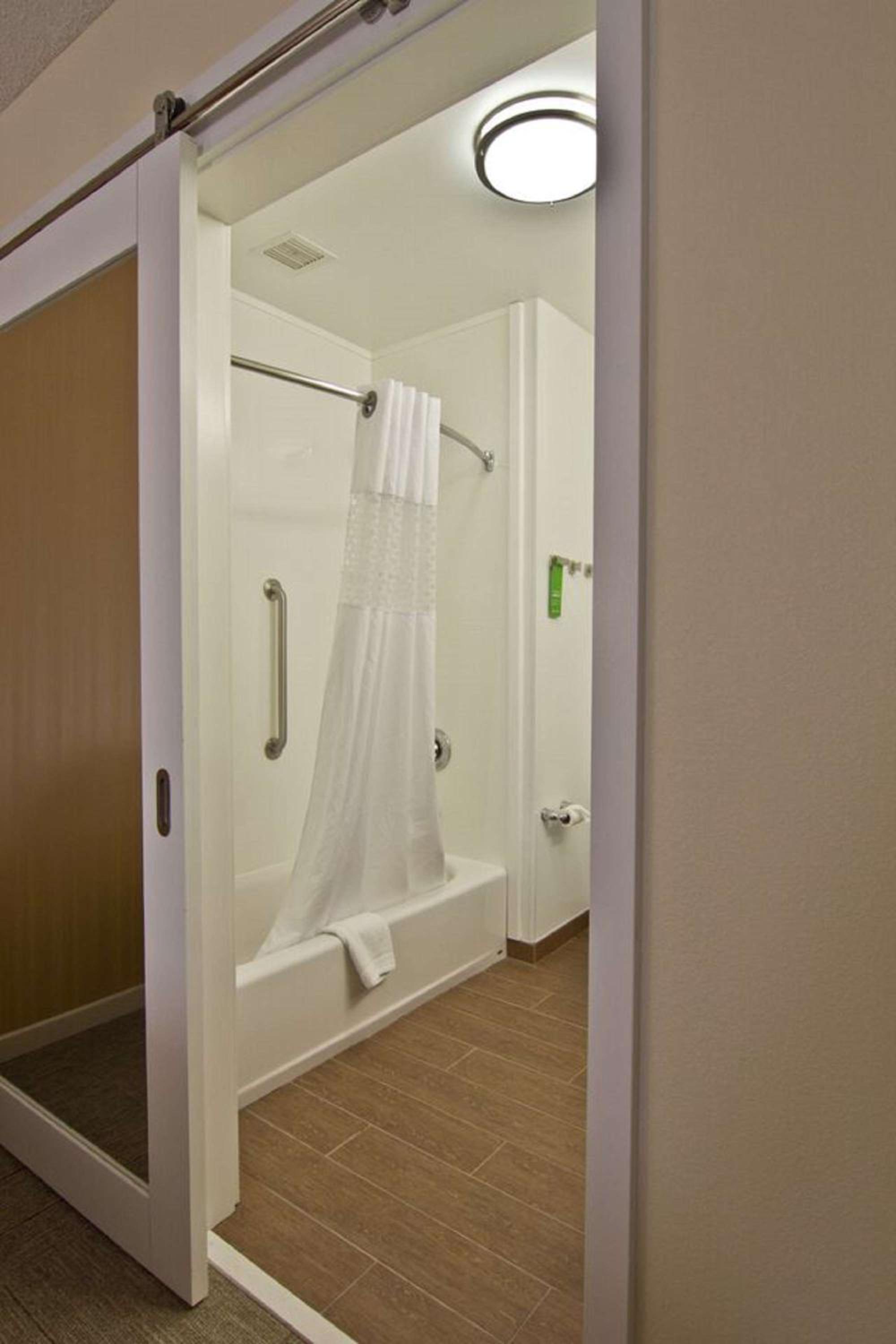 Queen Room - 2 Queen Beds with Bath/Shower Combo - Photo 3