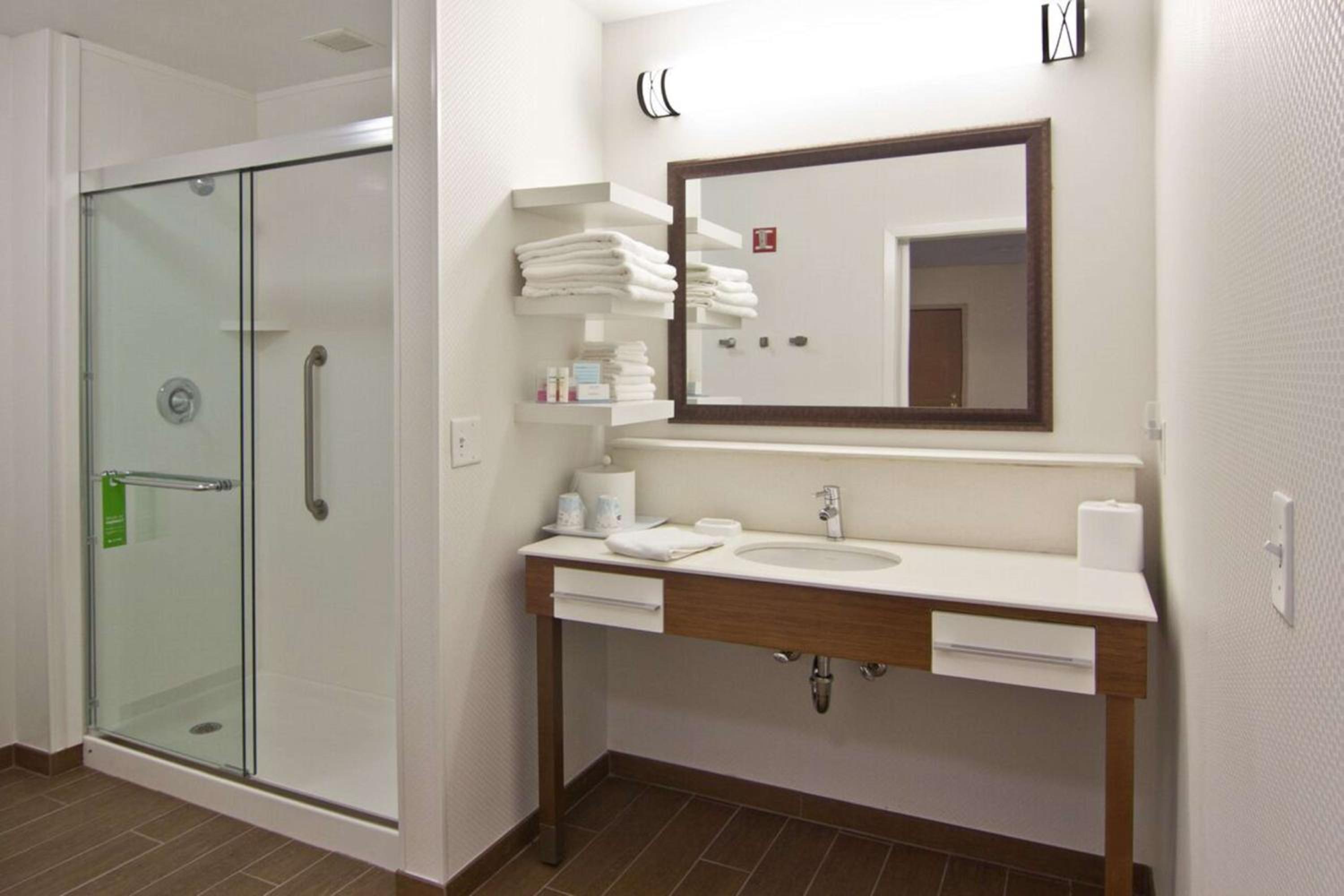 One-Bedroom King Suite - No Kitchen - Photo 3