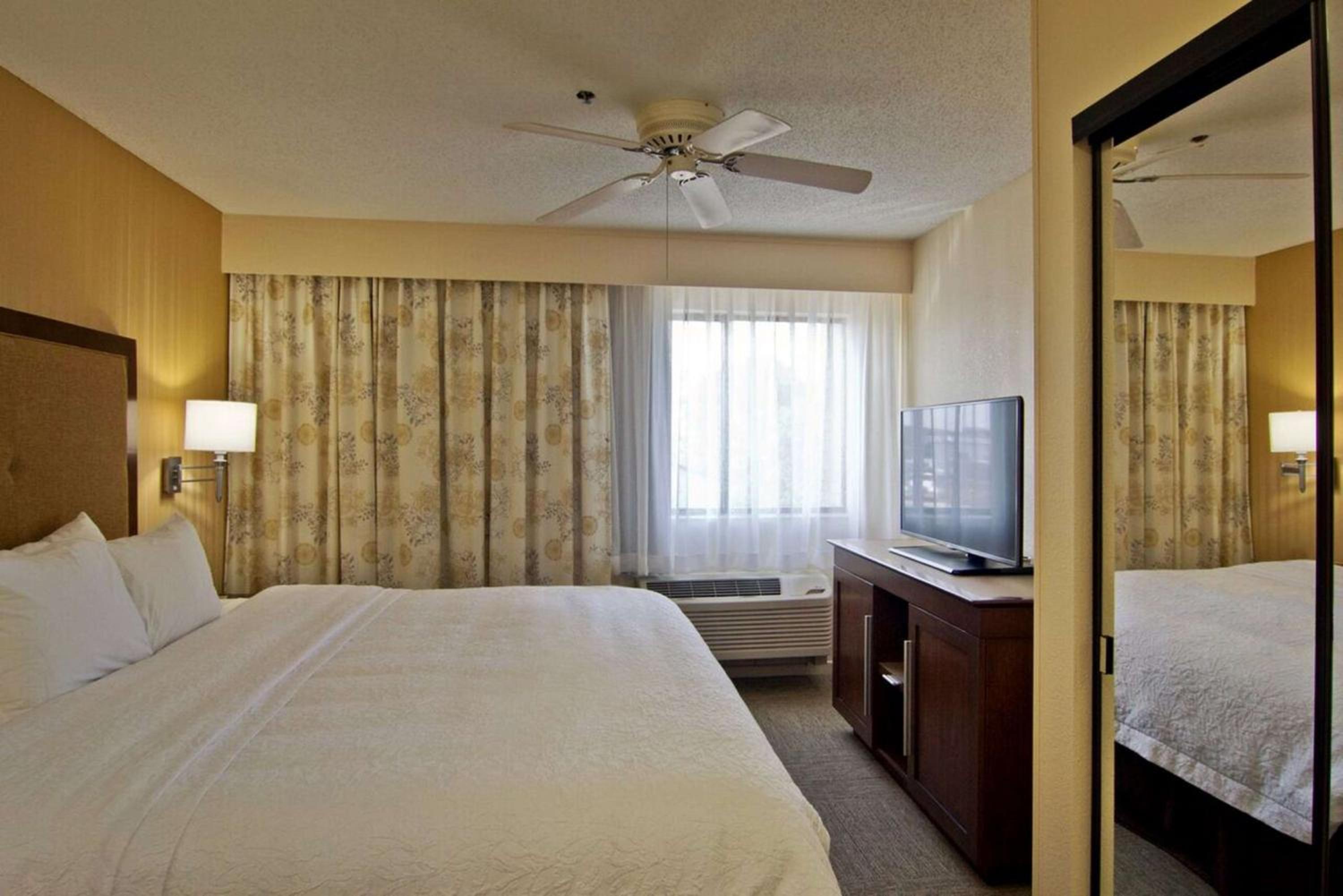 One-Bedroom King Suite with Kitchen - Photo 1