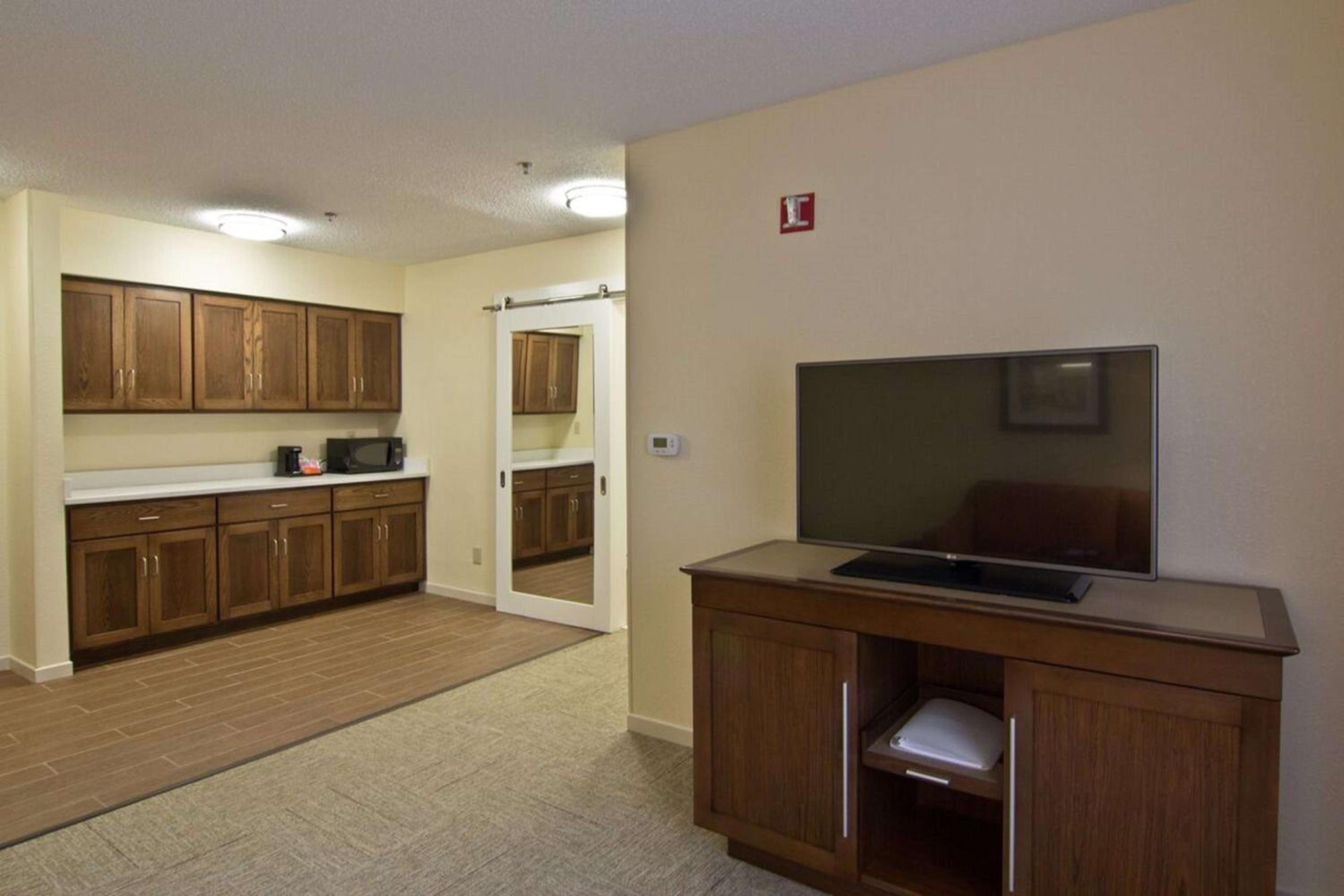 One-Bedroom King Suite - No Kitchen - Photo 2