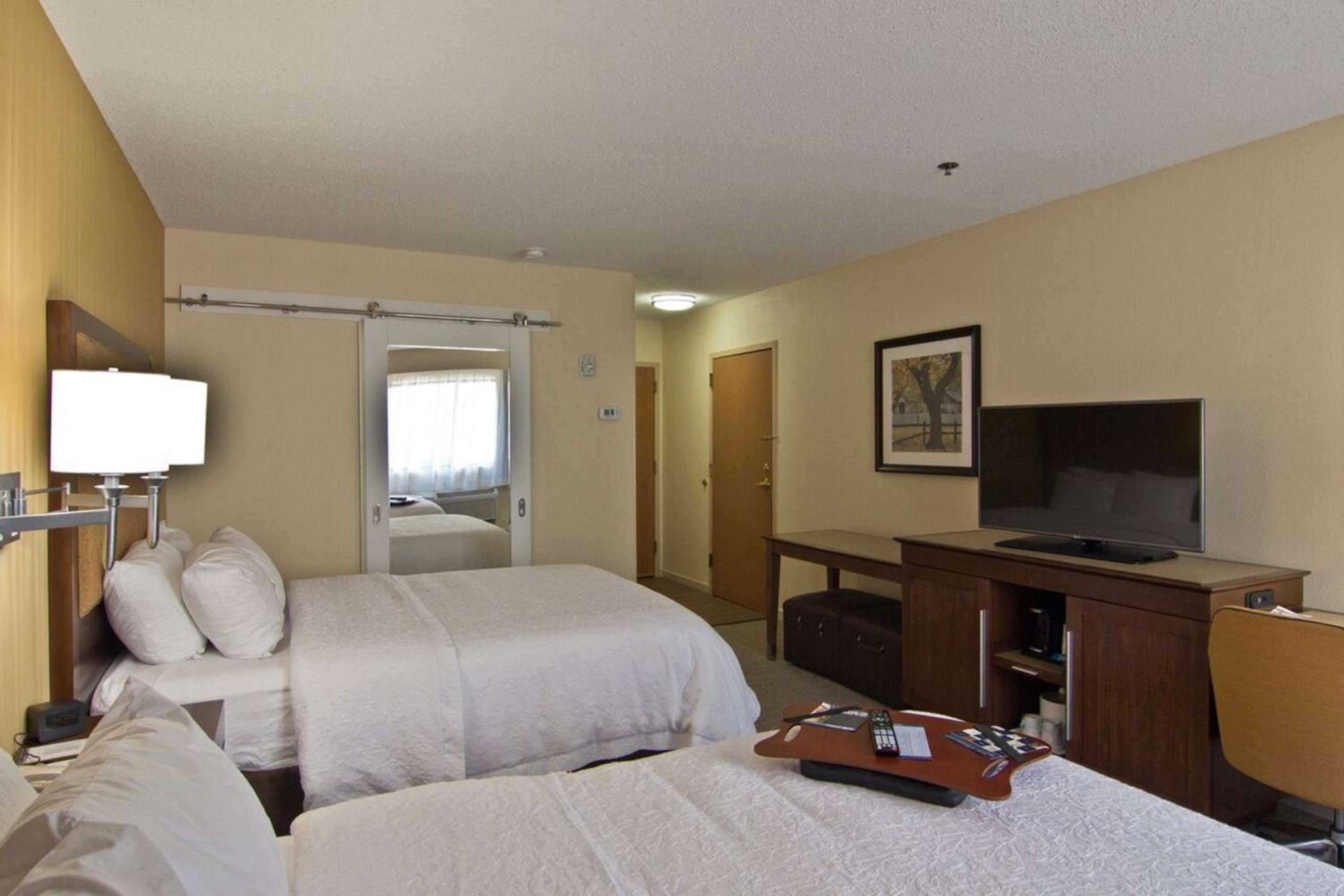 Queen Room with Two Queen Beds - Photo 3