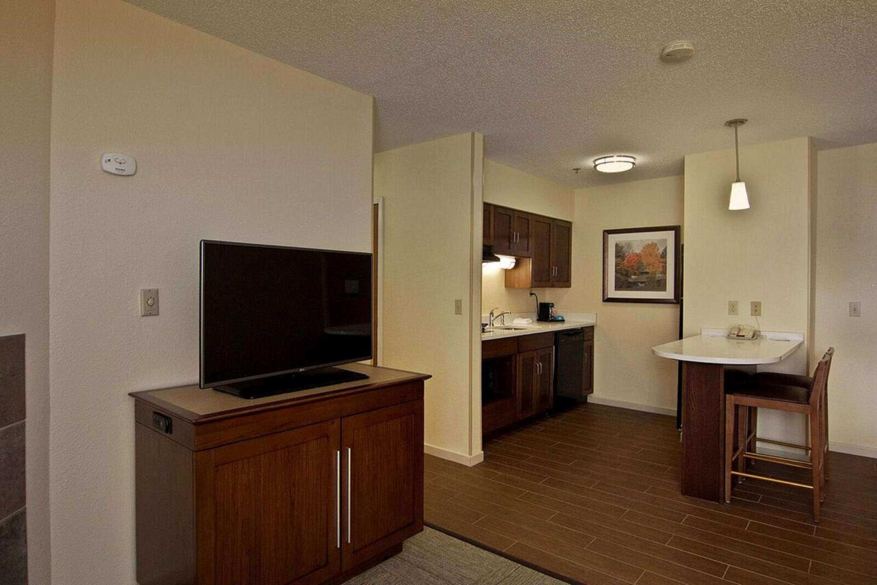 One-Bedroom King Suite with Kitchen - Photo 4