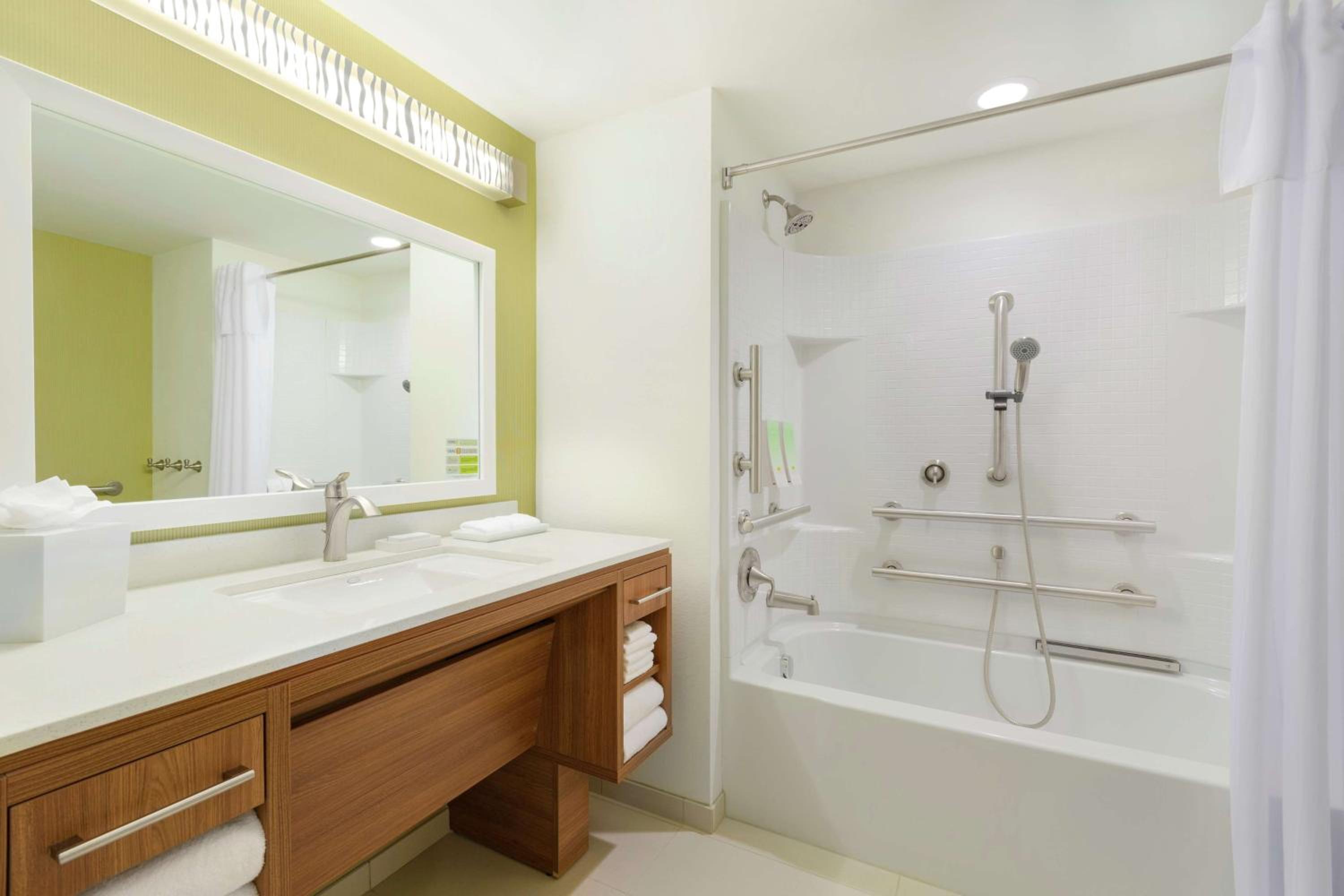 King Suite - Hearing Accessible with Bathtub photo 2