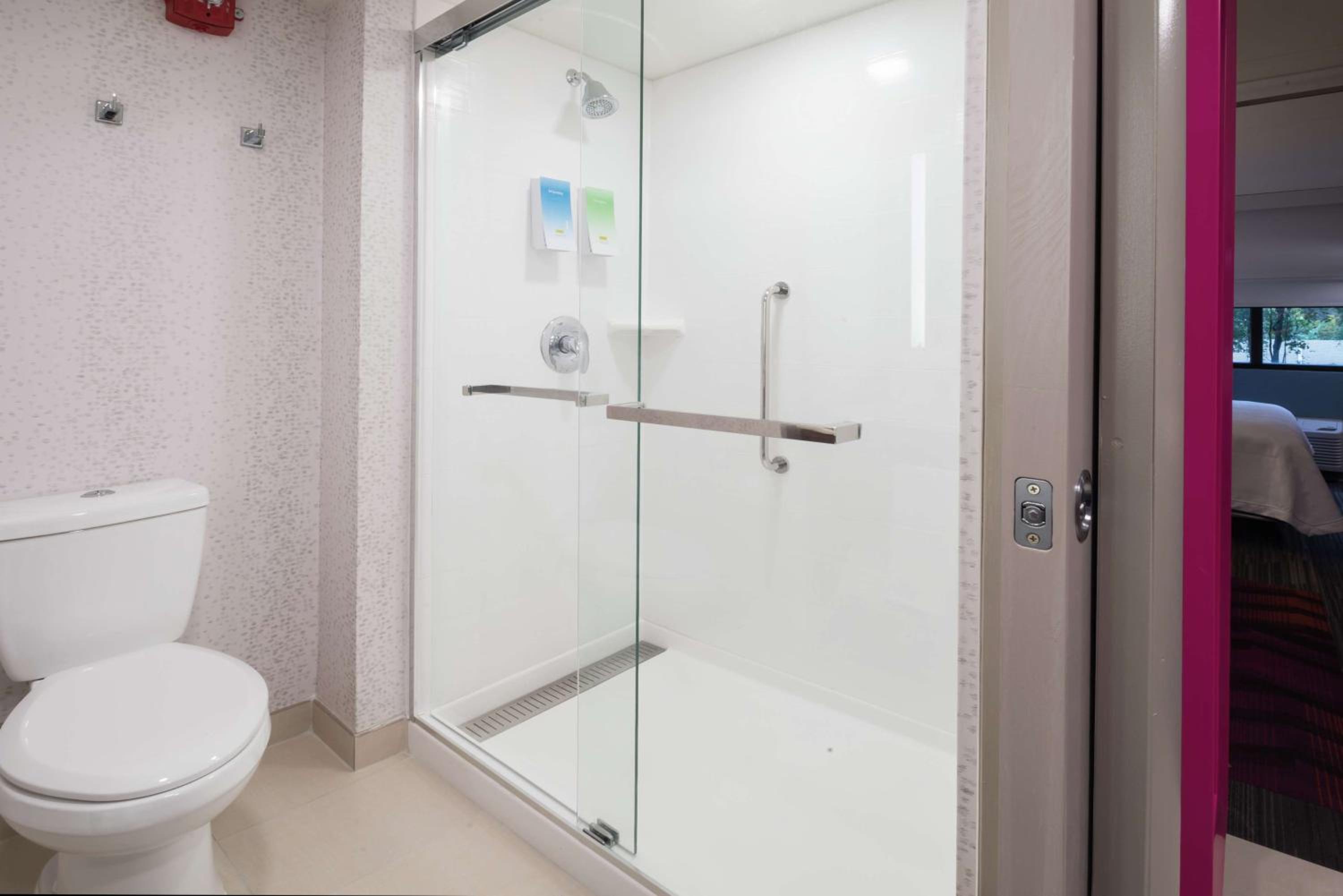 King Suite - Mobility Access/Non-Smoking - Photo 6