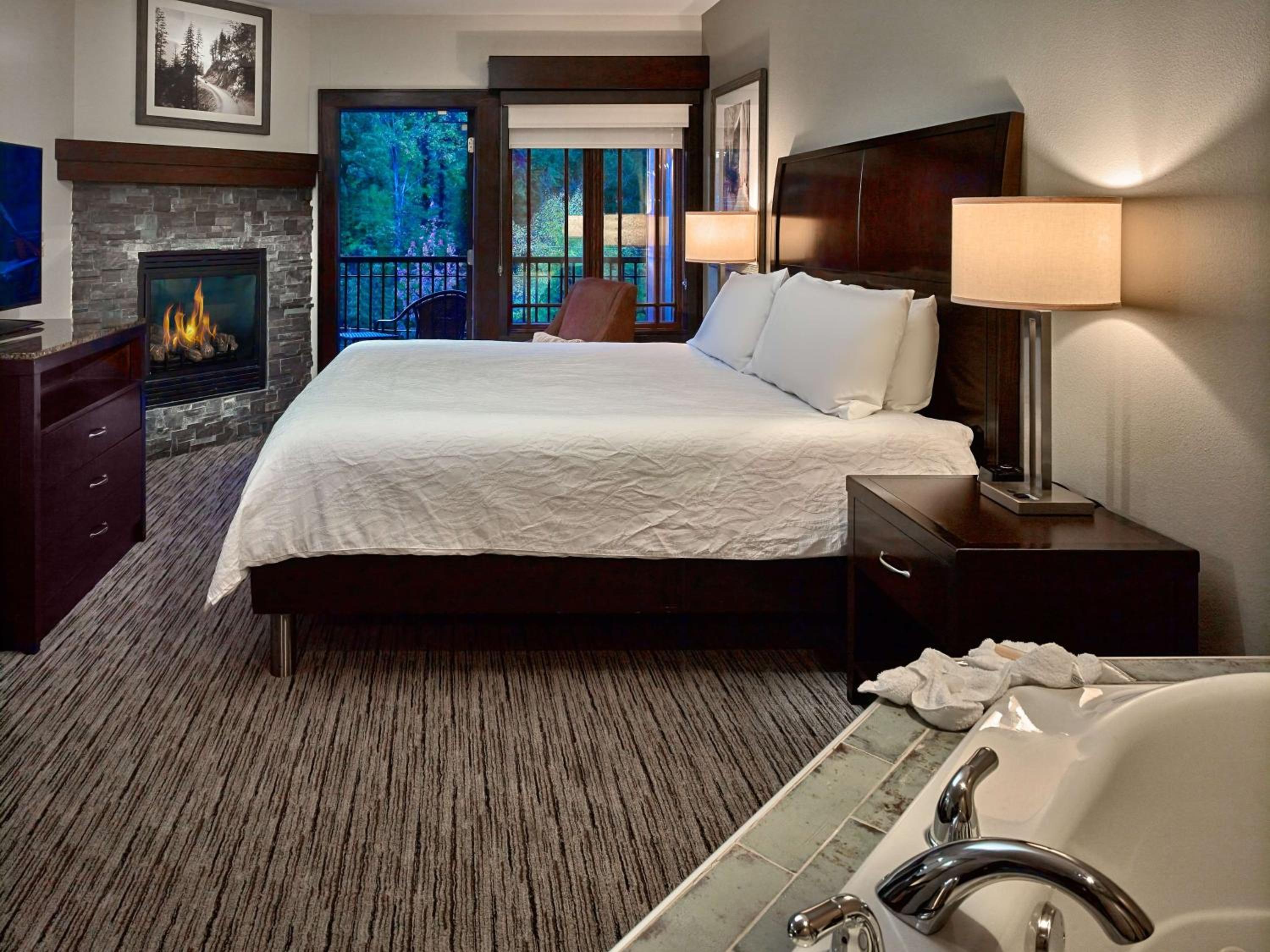 King Room with Whirpool and Fireplace - Photo 4